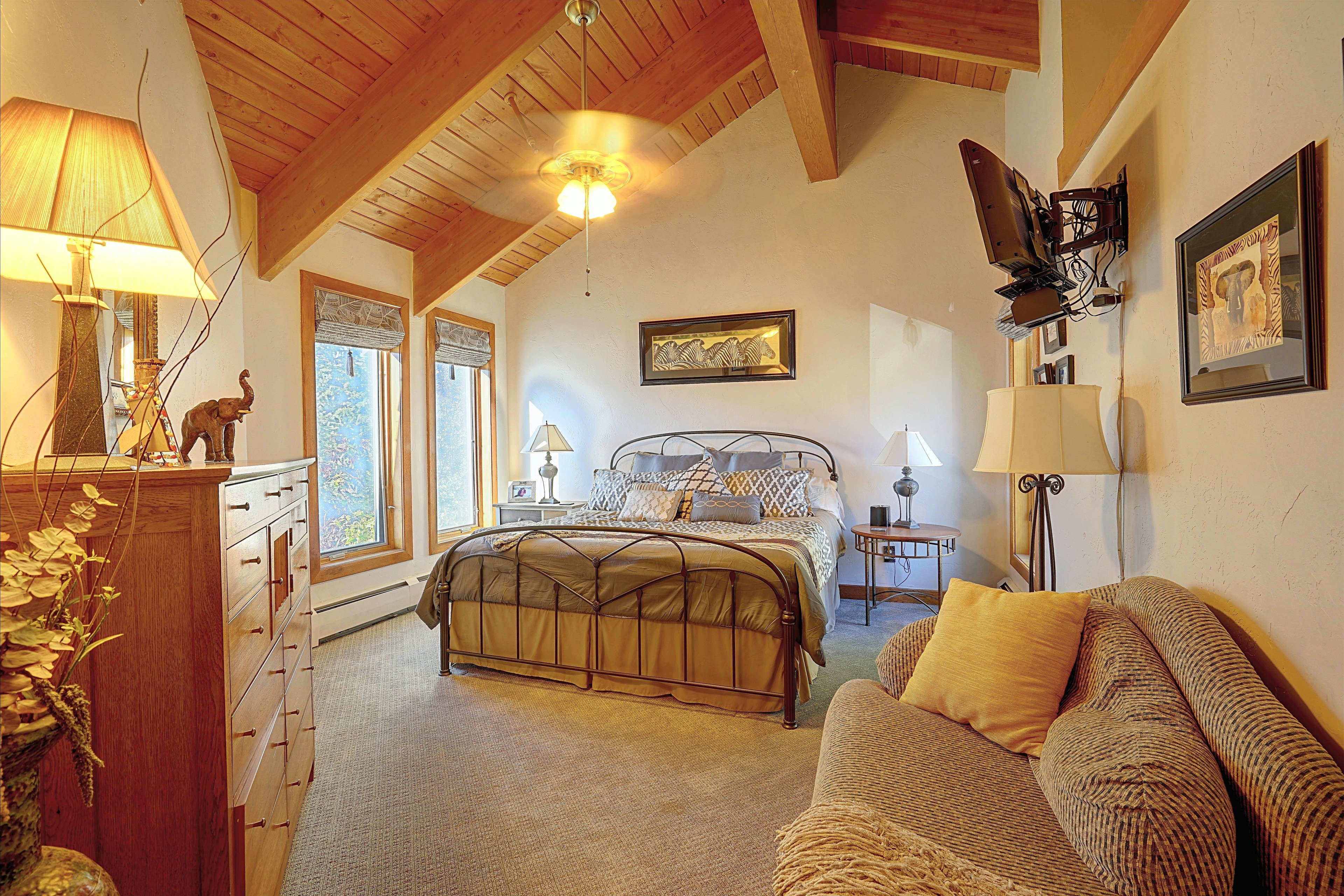 Bedroom 3 | Queen Bed