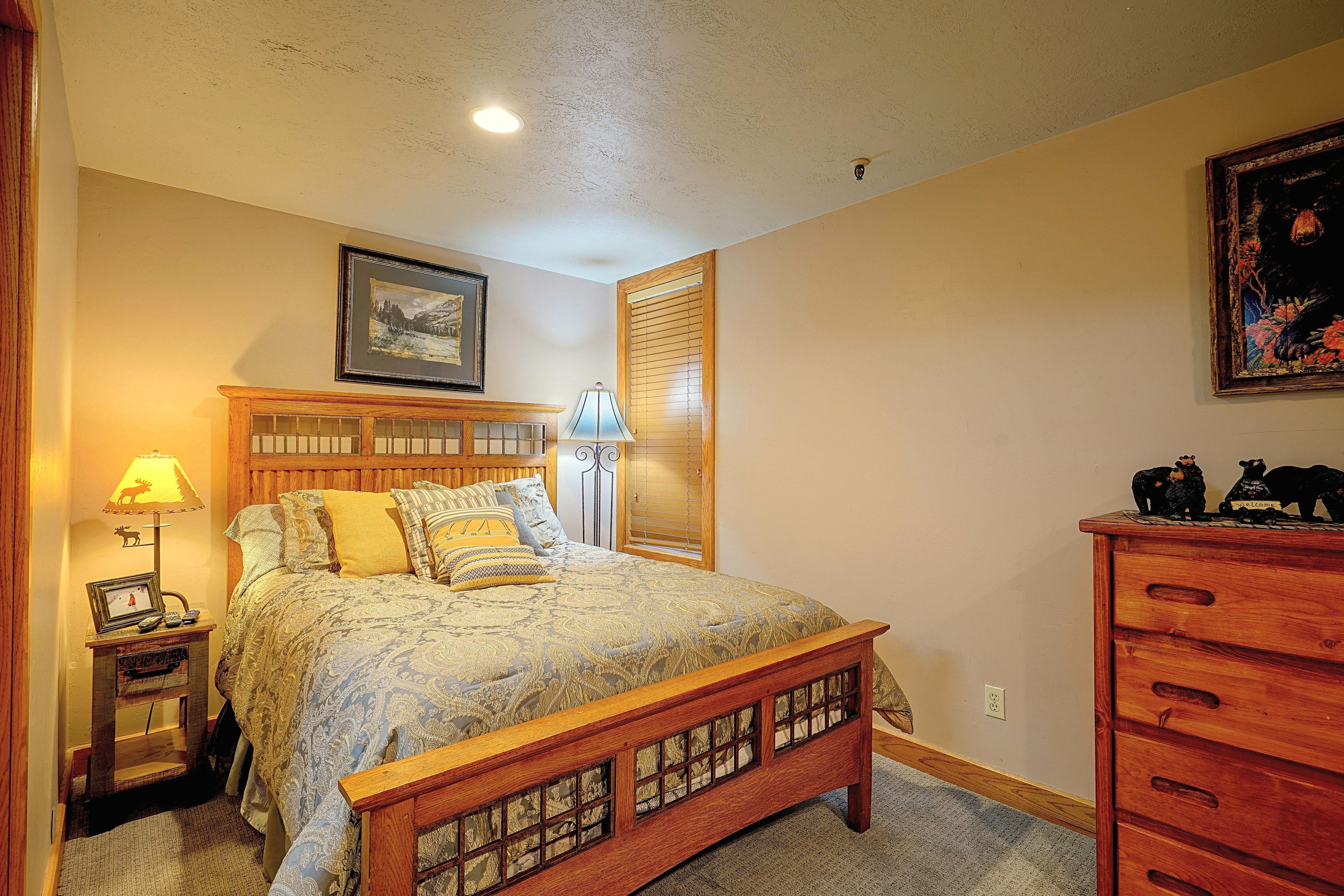 Bedroom 4 | Twin/Full Bunk Bed