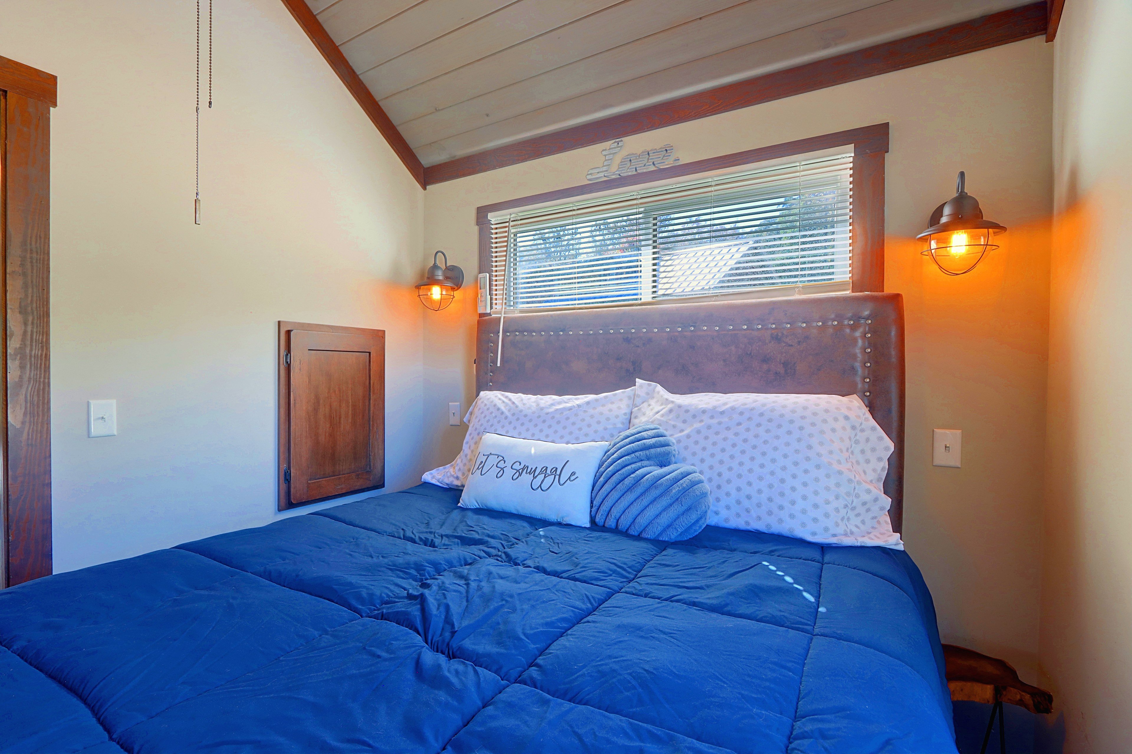 Bedroom | Queen Bed