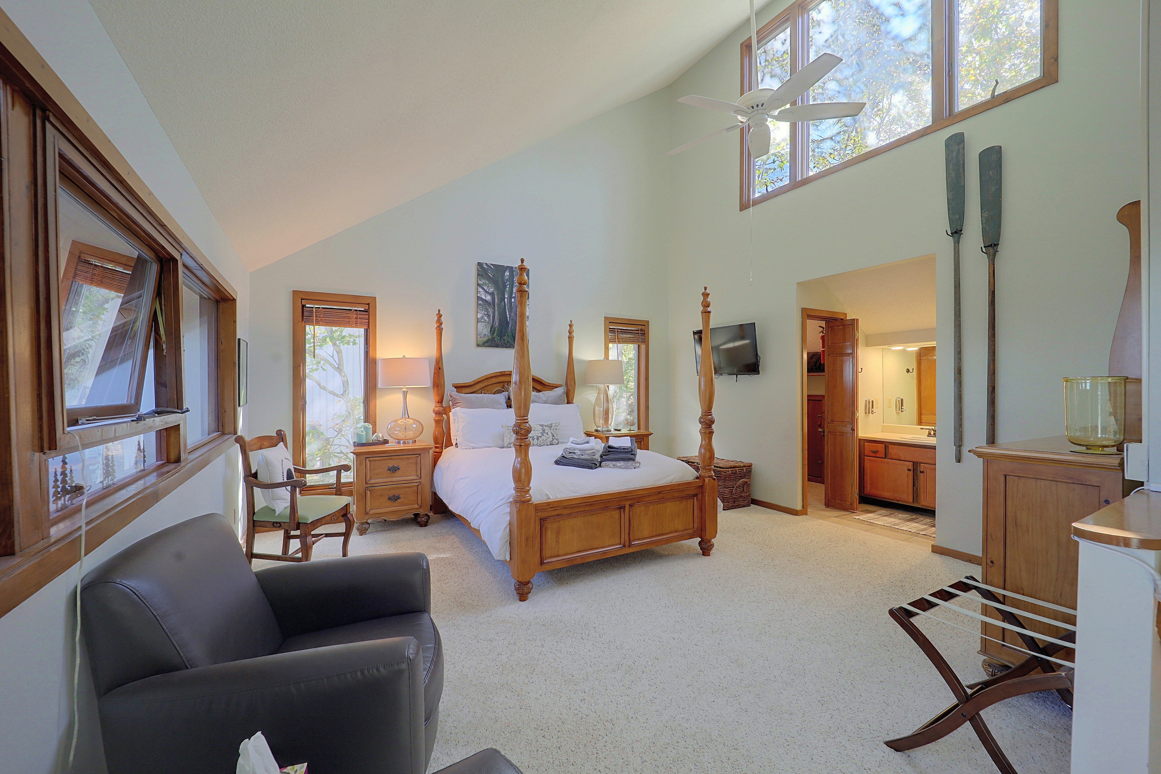 Bedroom 1 | Queen Bed