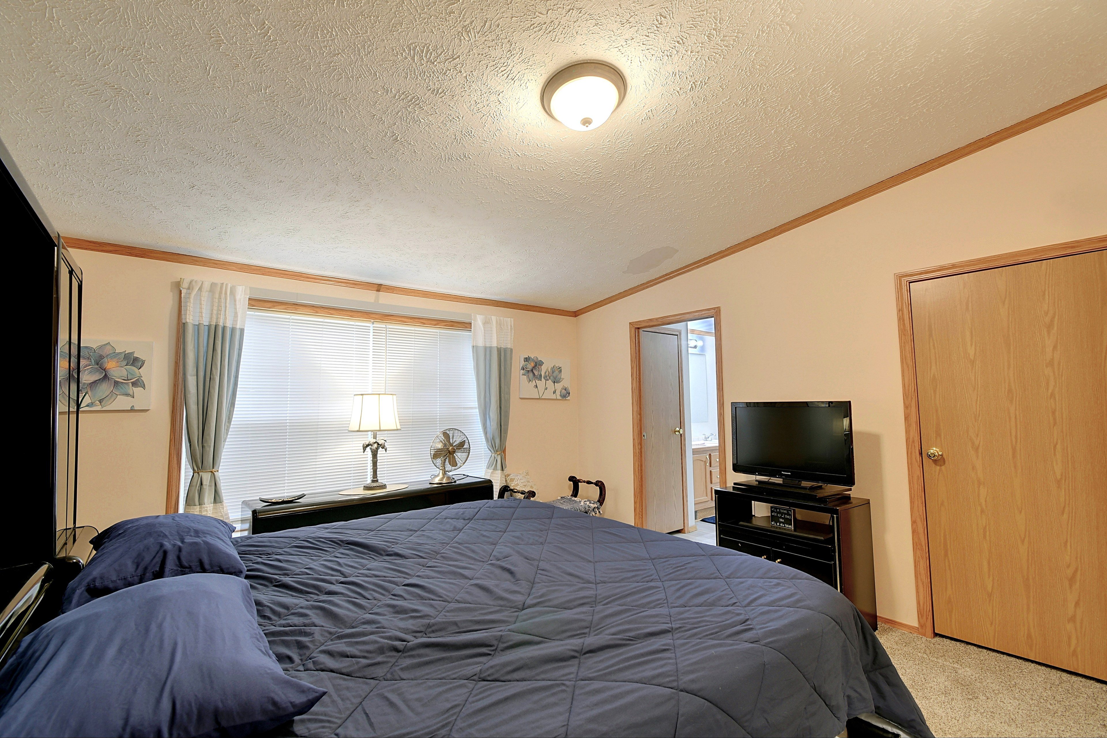 Bedroom 1 | King Bed