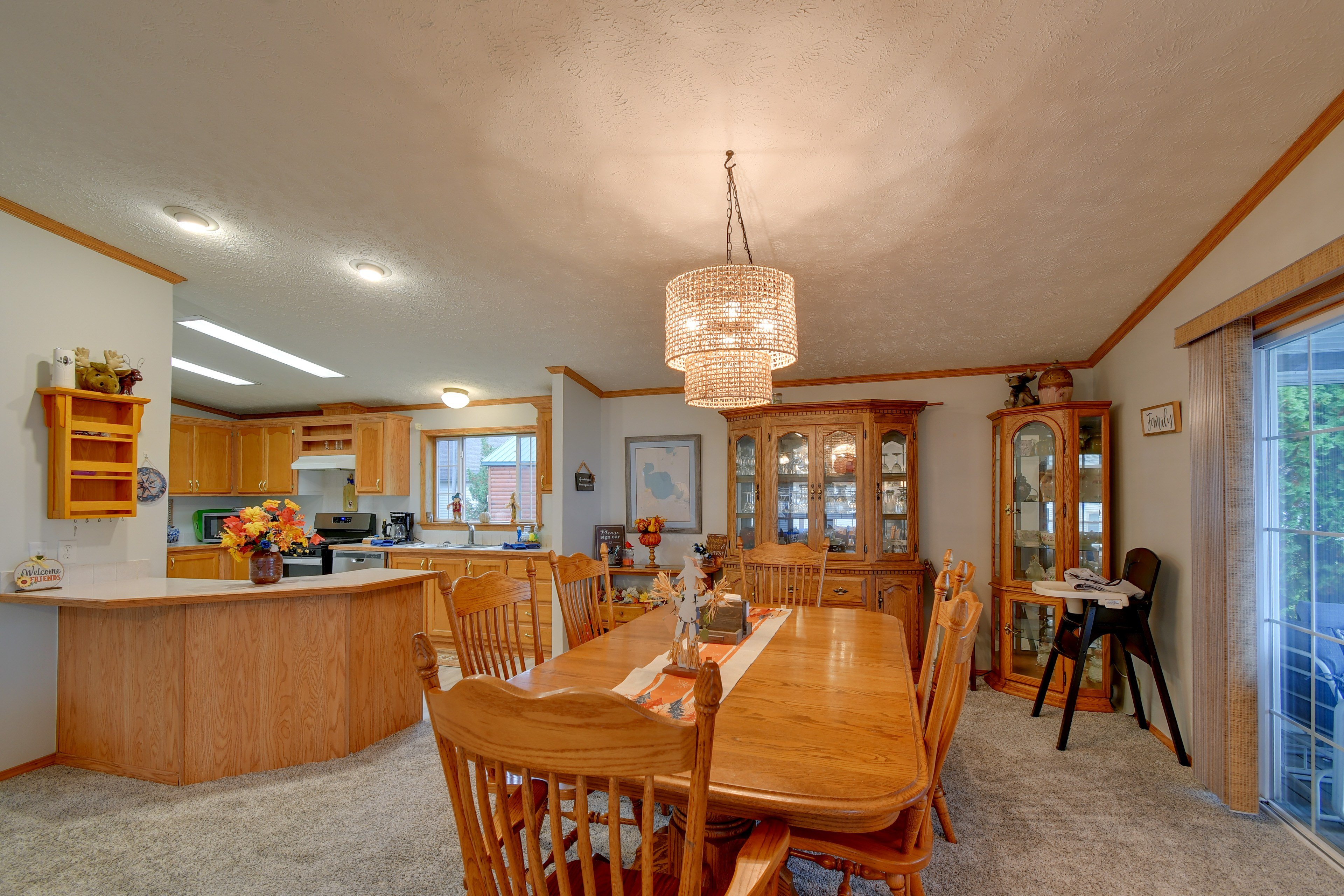 Dining Area & Kitchen