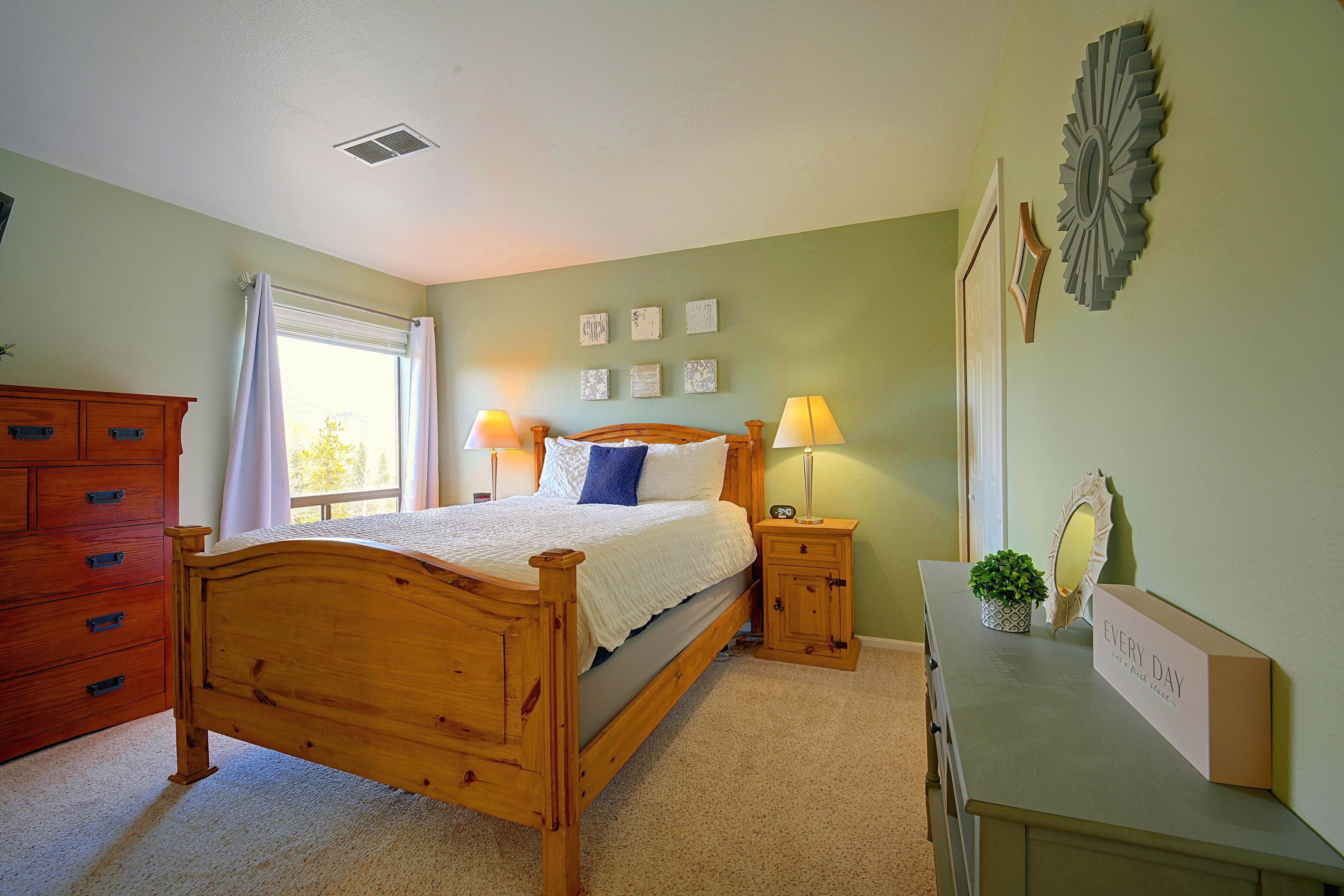 Bedroom 1 | Queen Bed