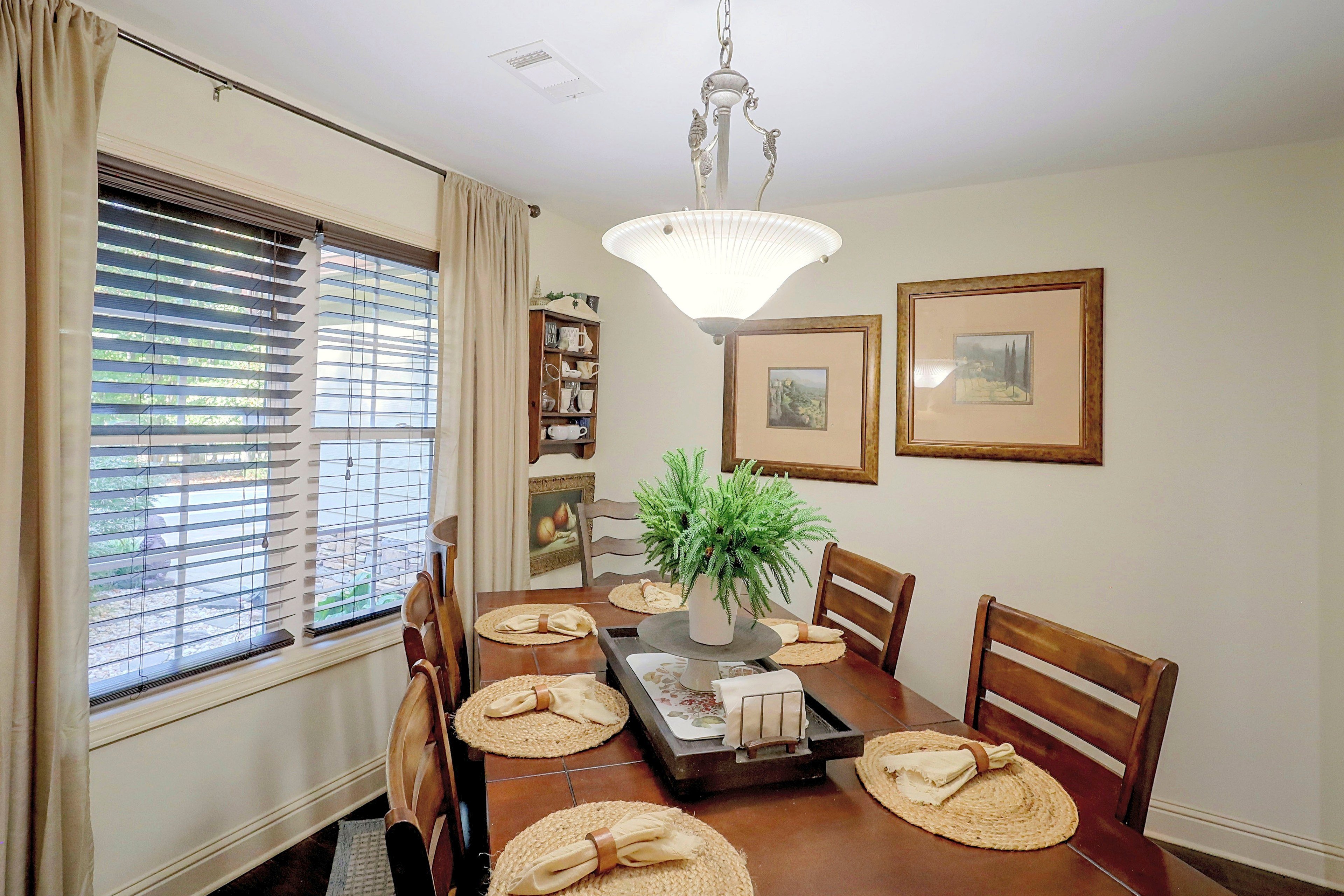 Dining Area | Dishes & Flatware Provided