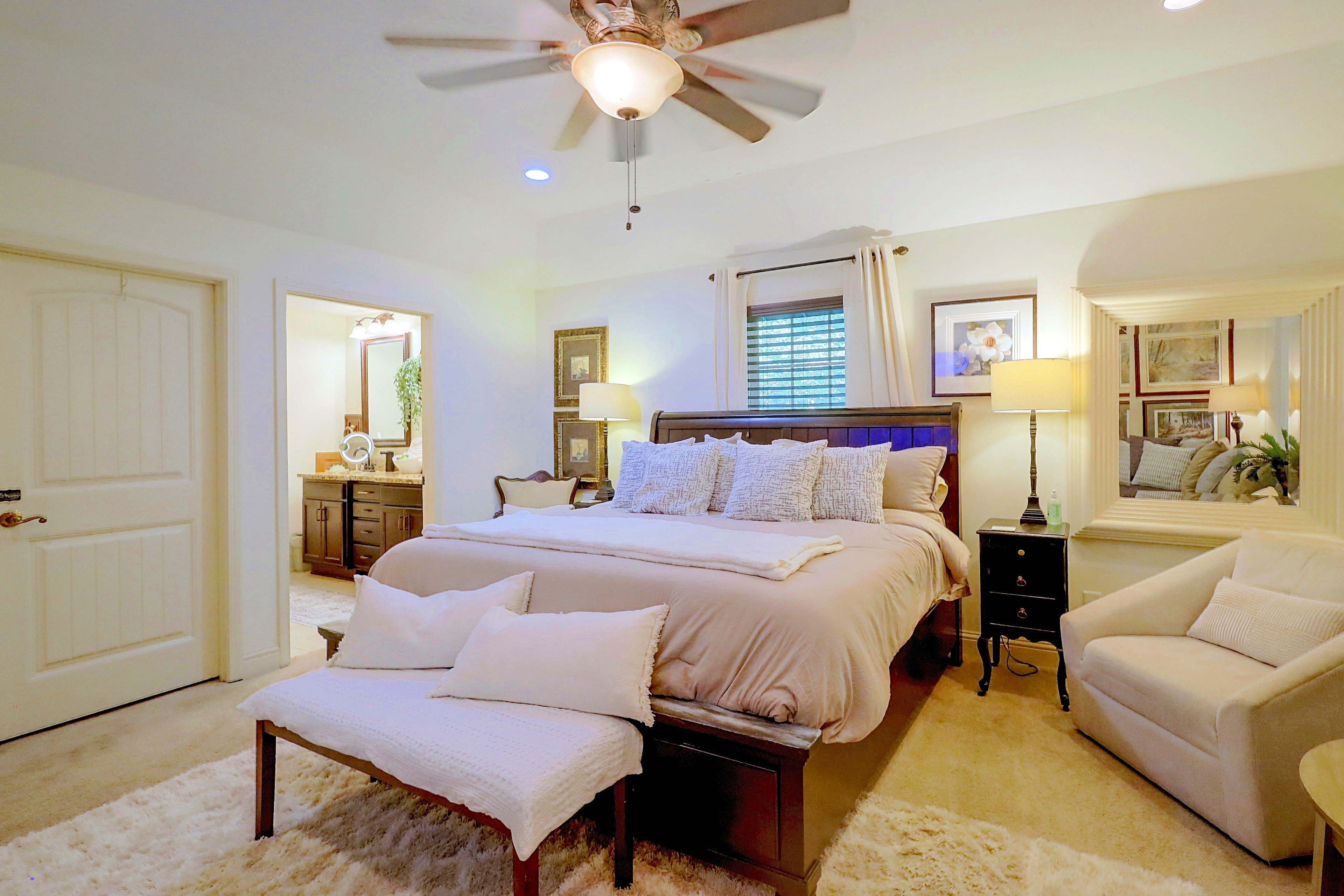 Bedroom | King Bed | En-Suite Bathroom
