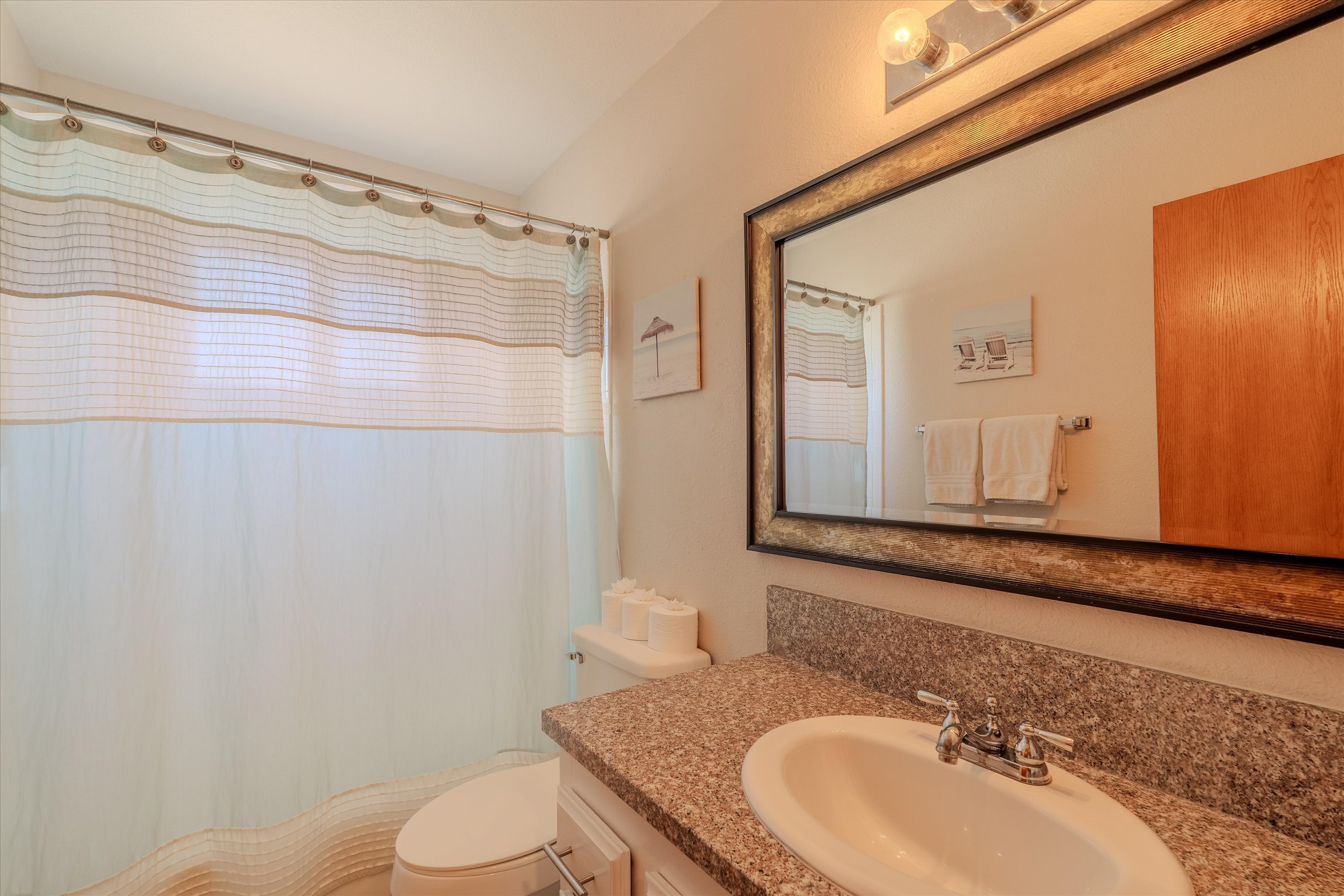 Full Bathroom | Towels Provided