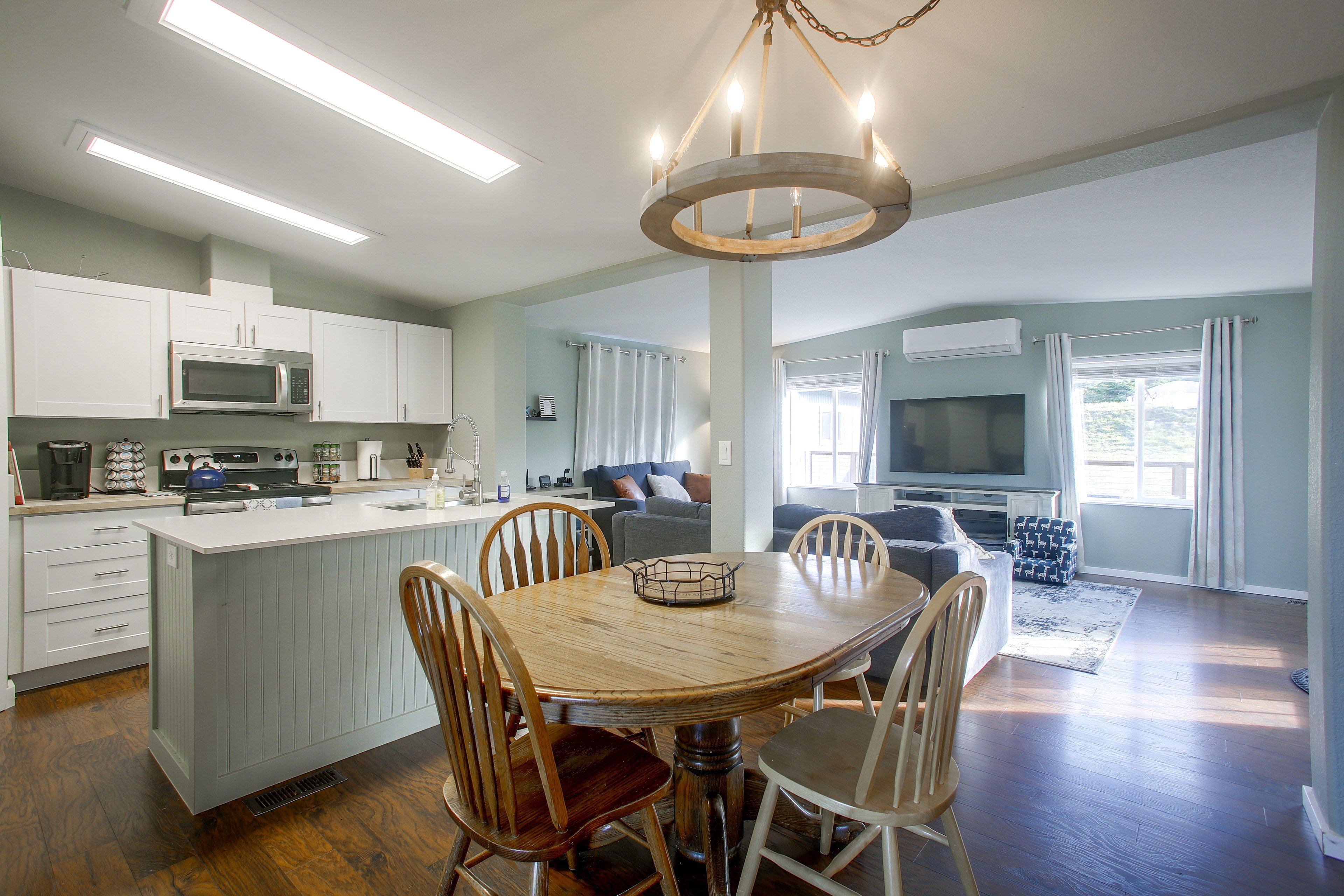 Dining Area | Dishes & Flatware Provided