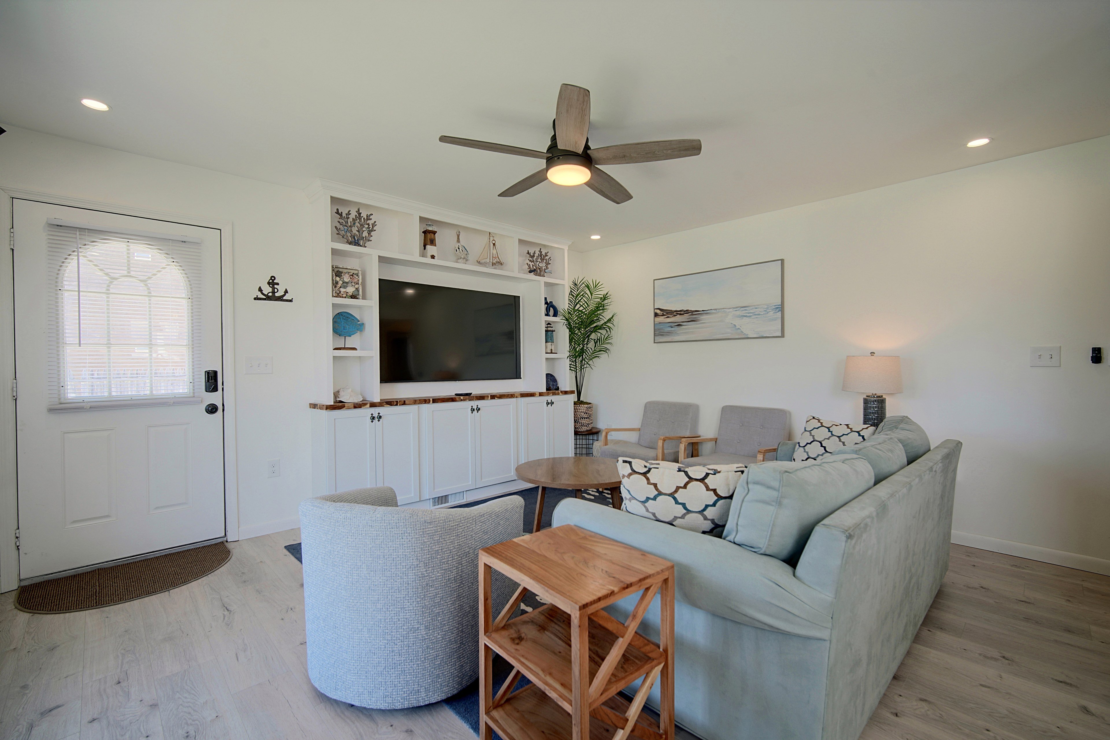 Living Room | Smart TV w/ Netflix, Hulu & Disney+