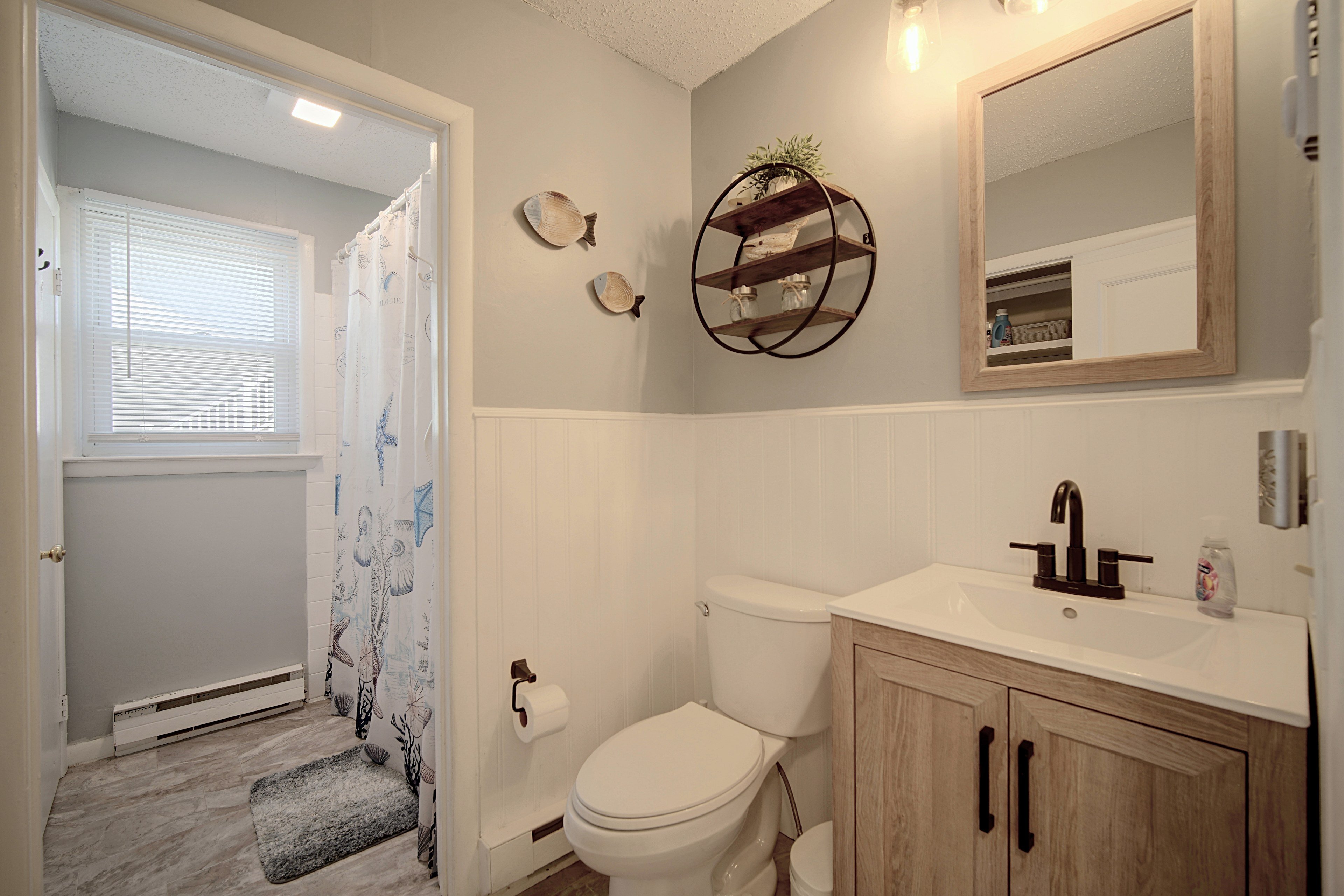 Full Bathroom | Towels Provided