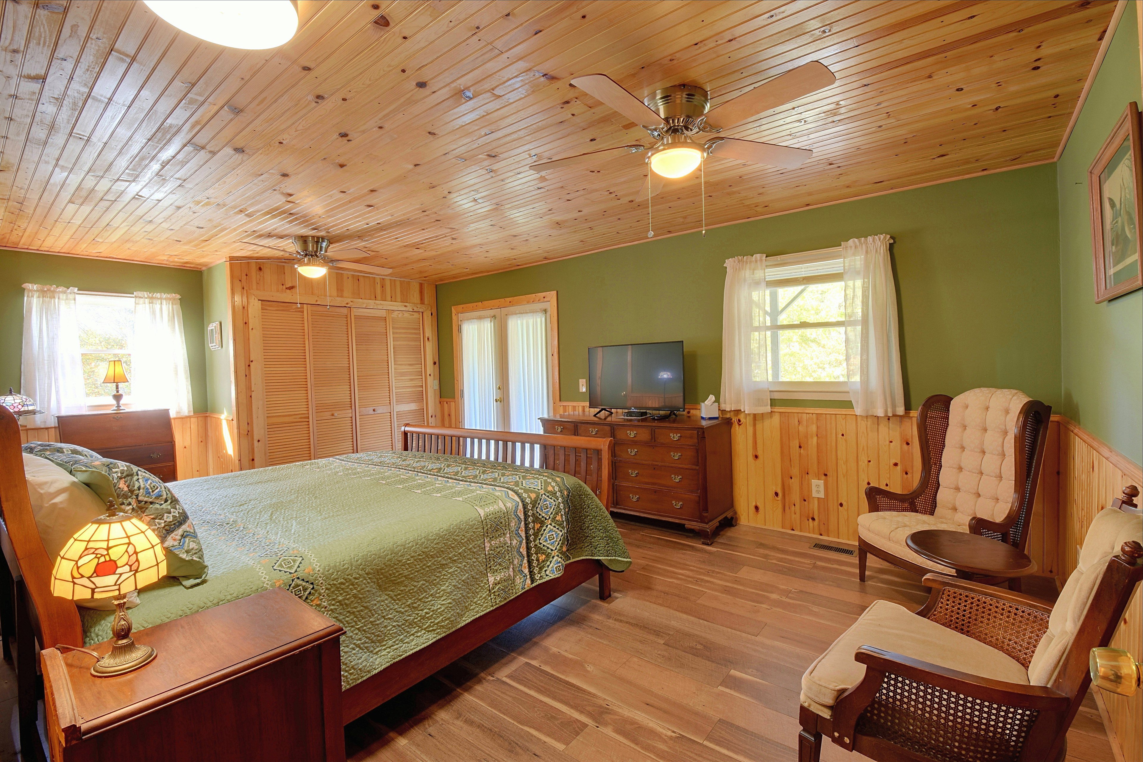 Bedroom 1 | King Bed | Smart TV