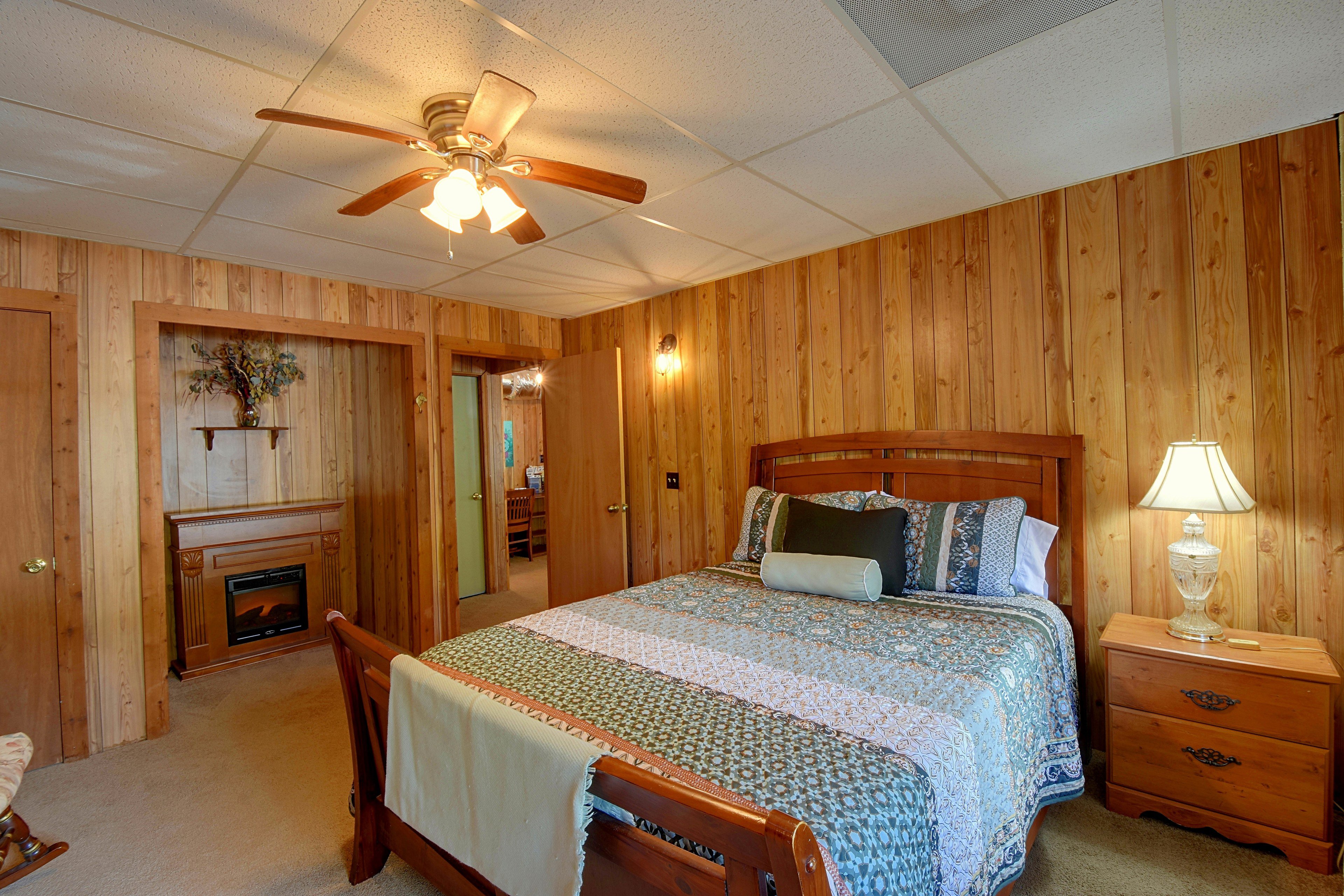 Bedroom 2 | Queen Bed