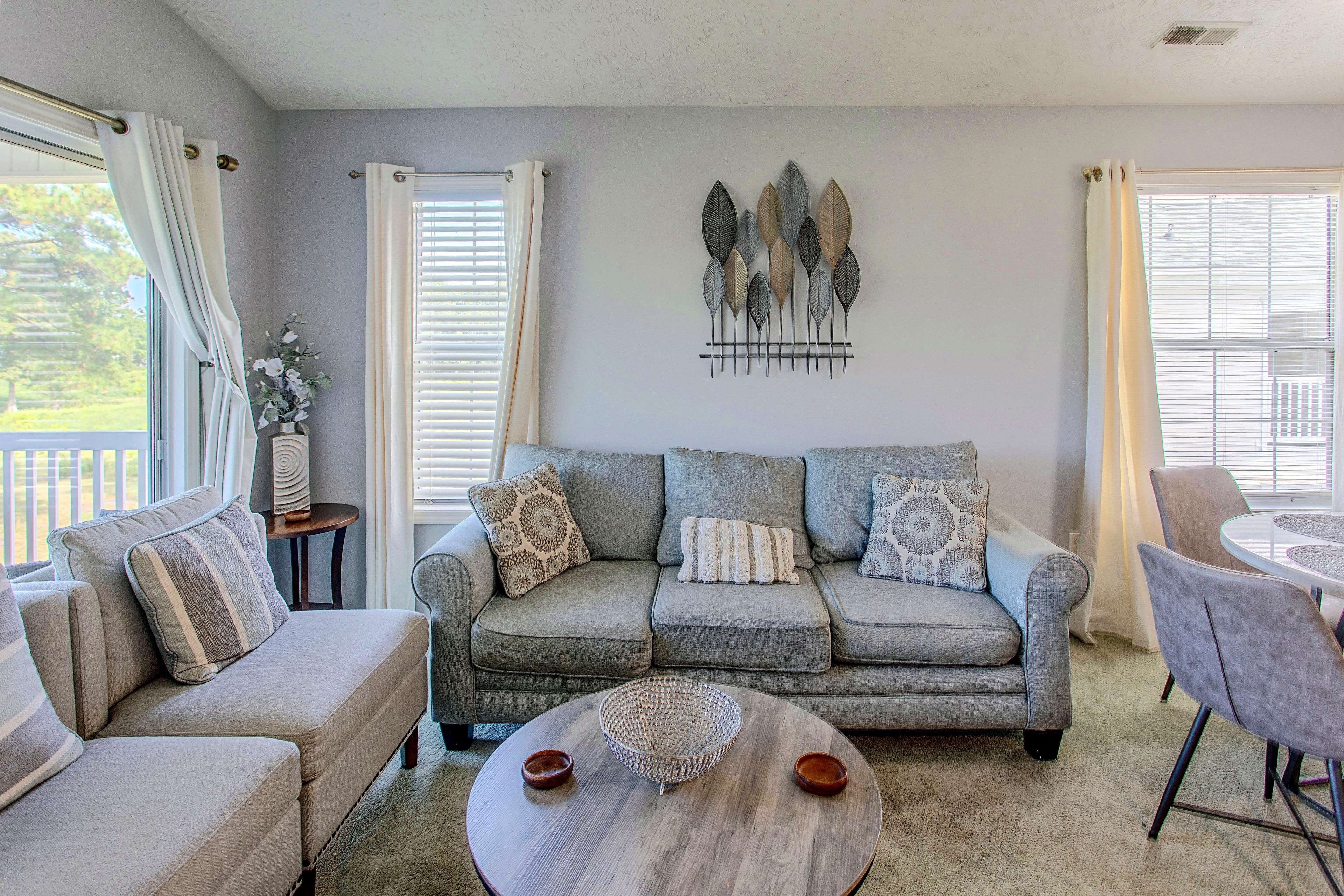 Living Room | Free WiFi | Smart TV | Central A/C & Heating