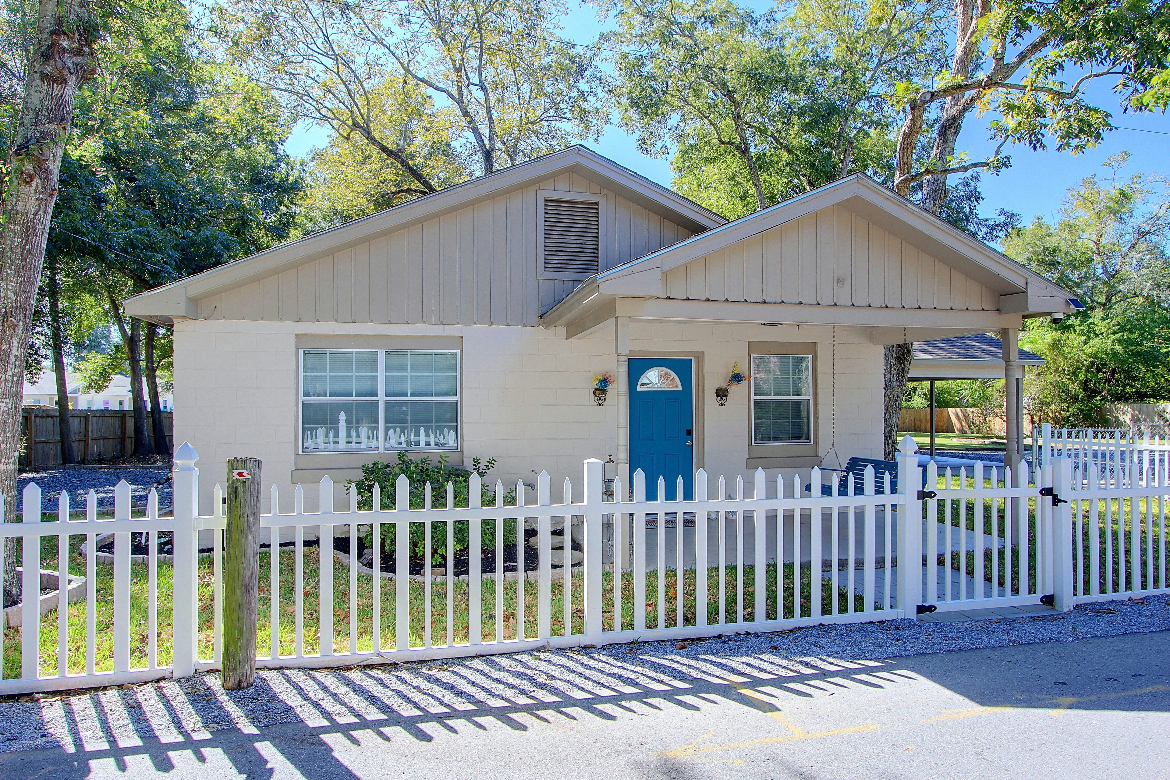 Driveway (1 Vehicle) | Covered Parking (1 Vehicle) | RV/Trailer Parking Allowed