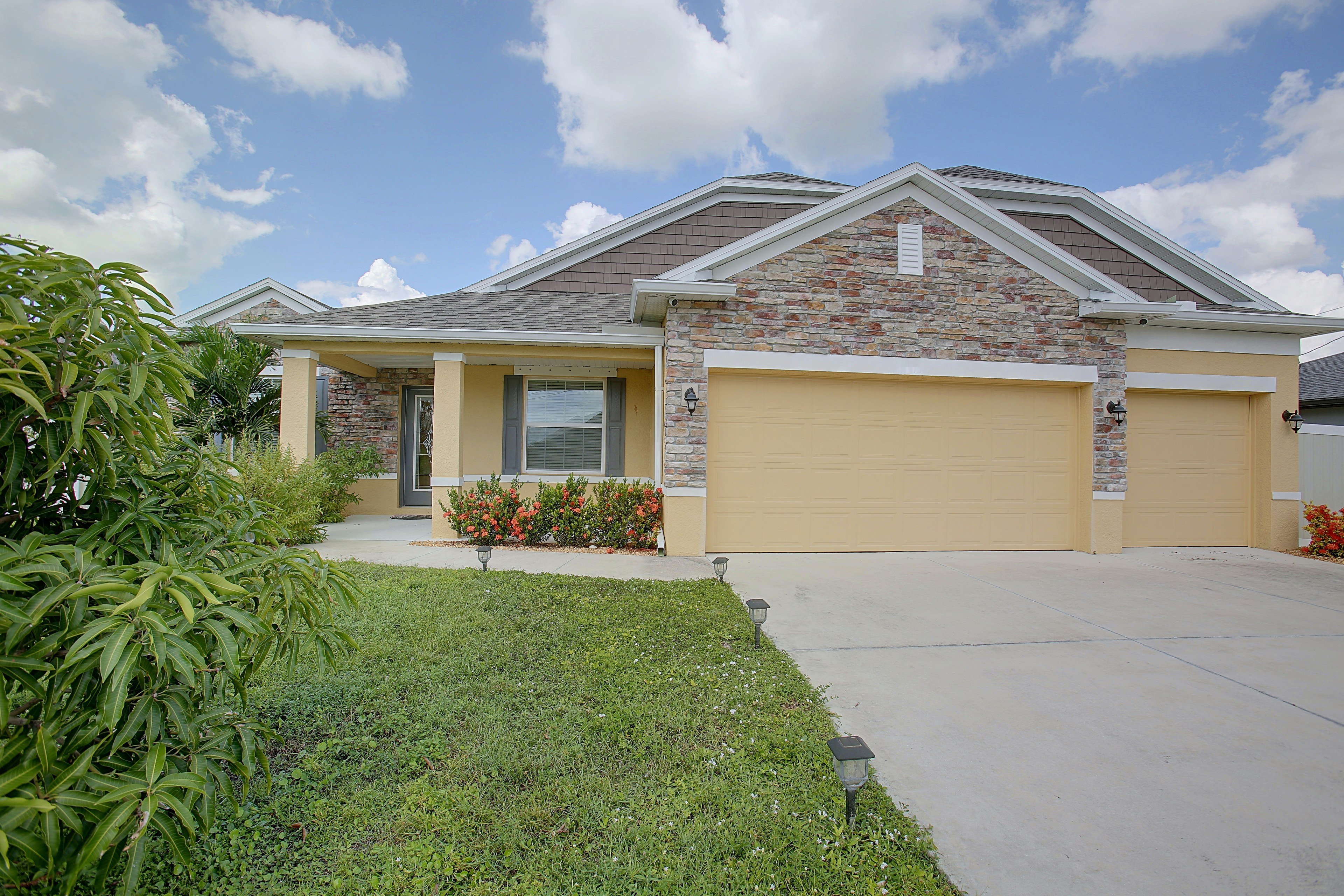 Home Exterior | Single-Story Home
