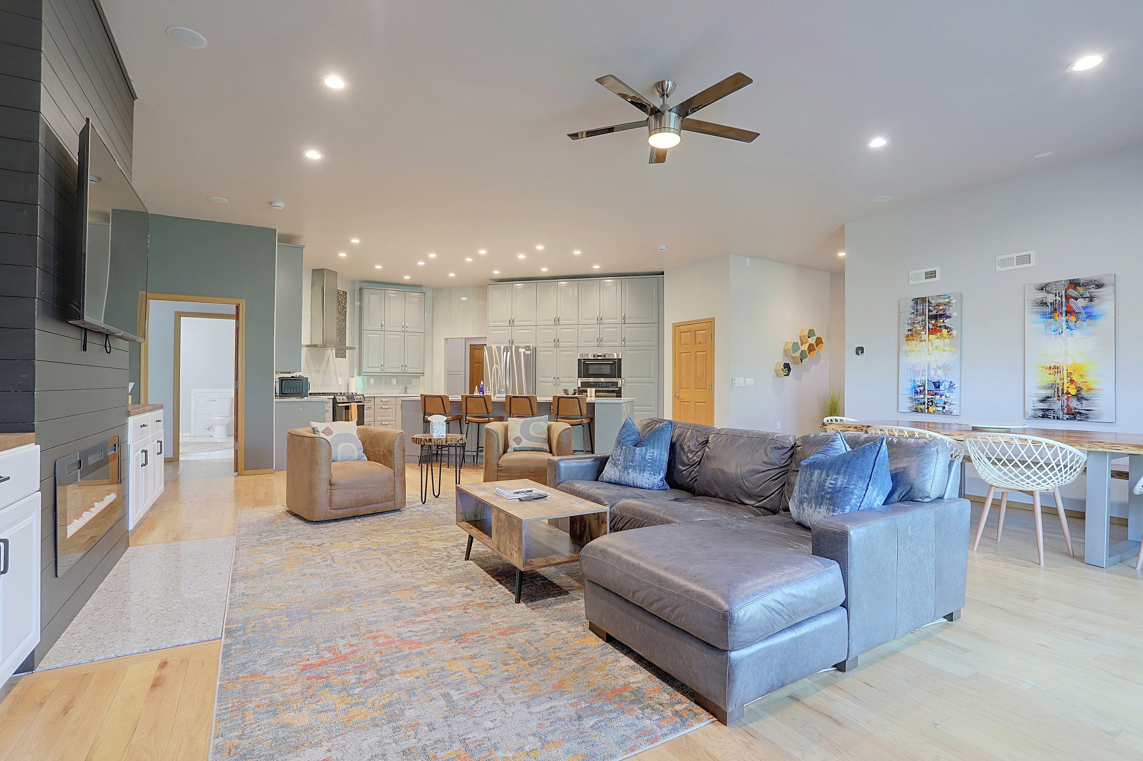 Golden Vacation Rental | 4BR | 2.5BA | 2,025 Sq Ft | Step-Free Access
