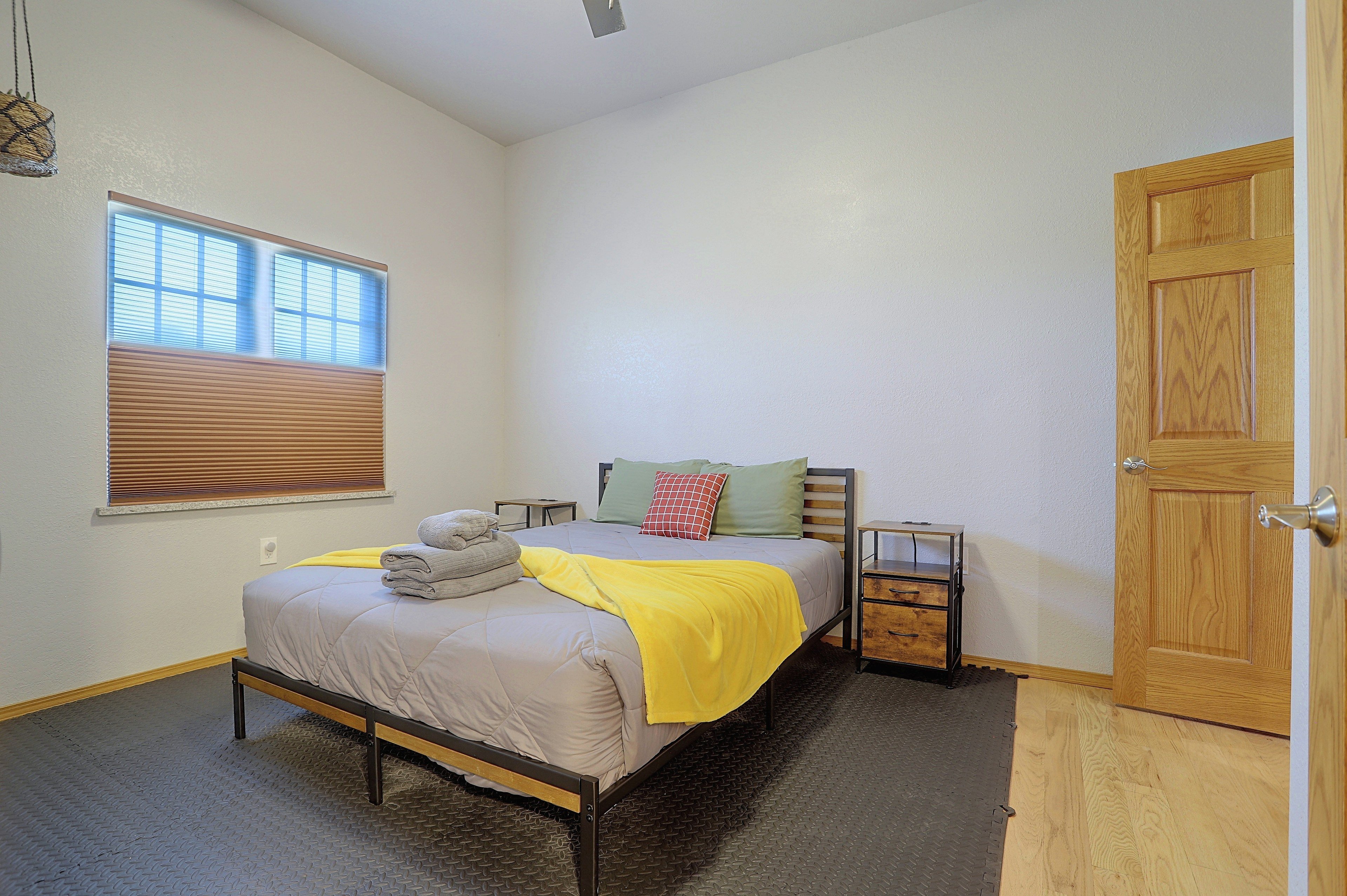 Bedroom 3 | Queen Bed