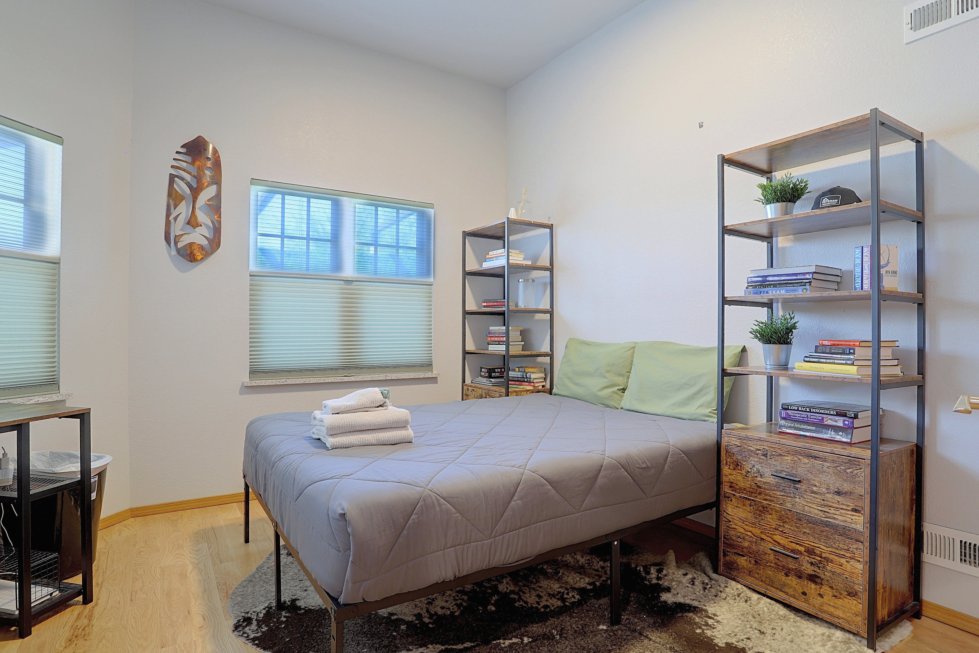 Bedroom 4 (Office) | Queen Bed