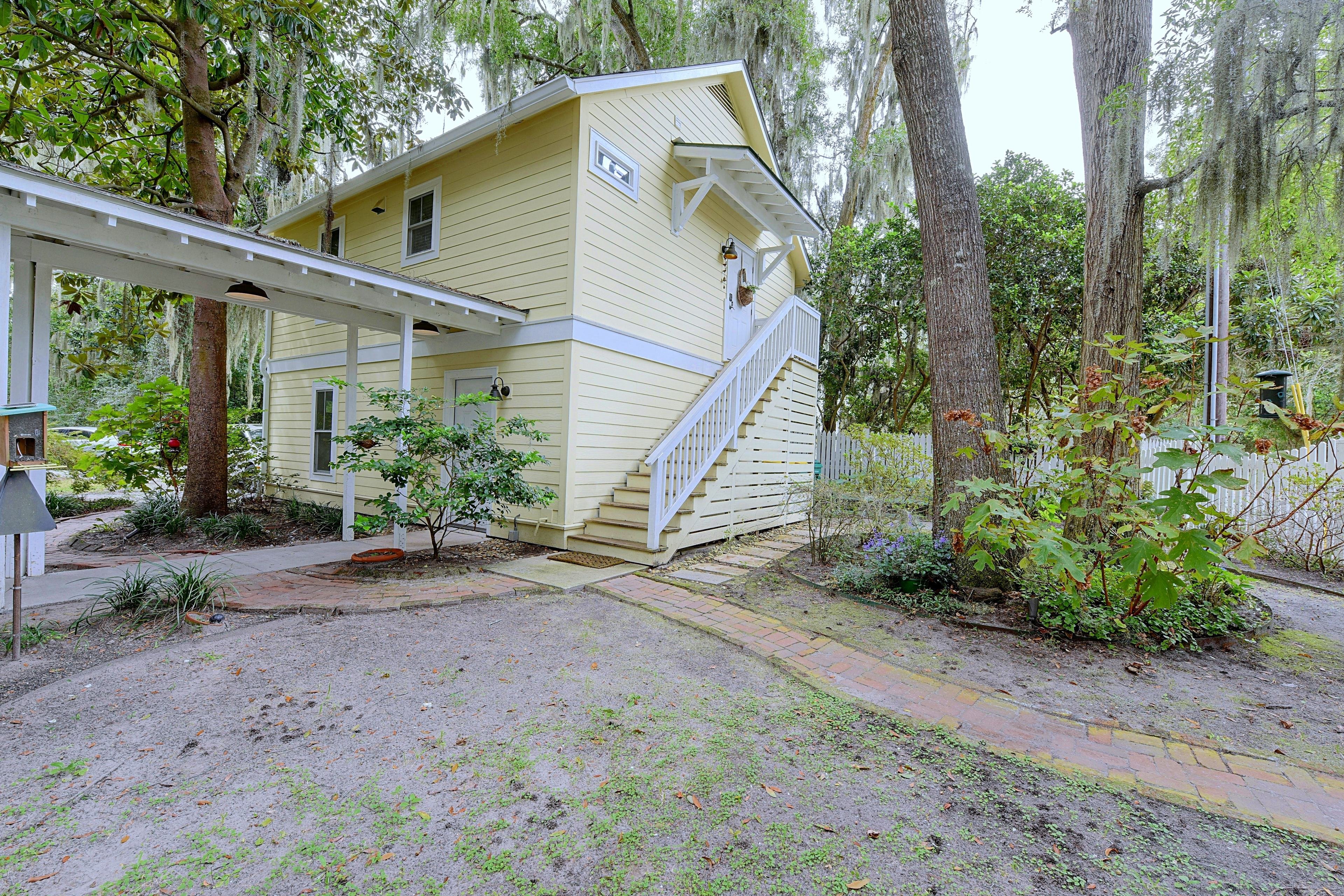Apartment Exterior | Driveway Parking (2 Vehicles)