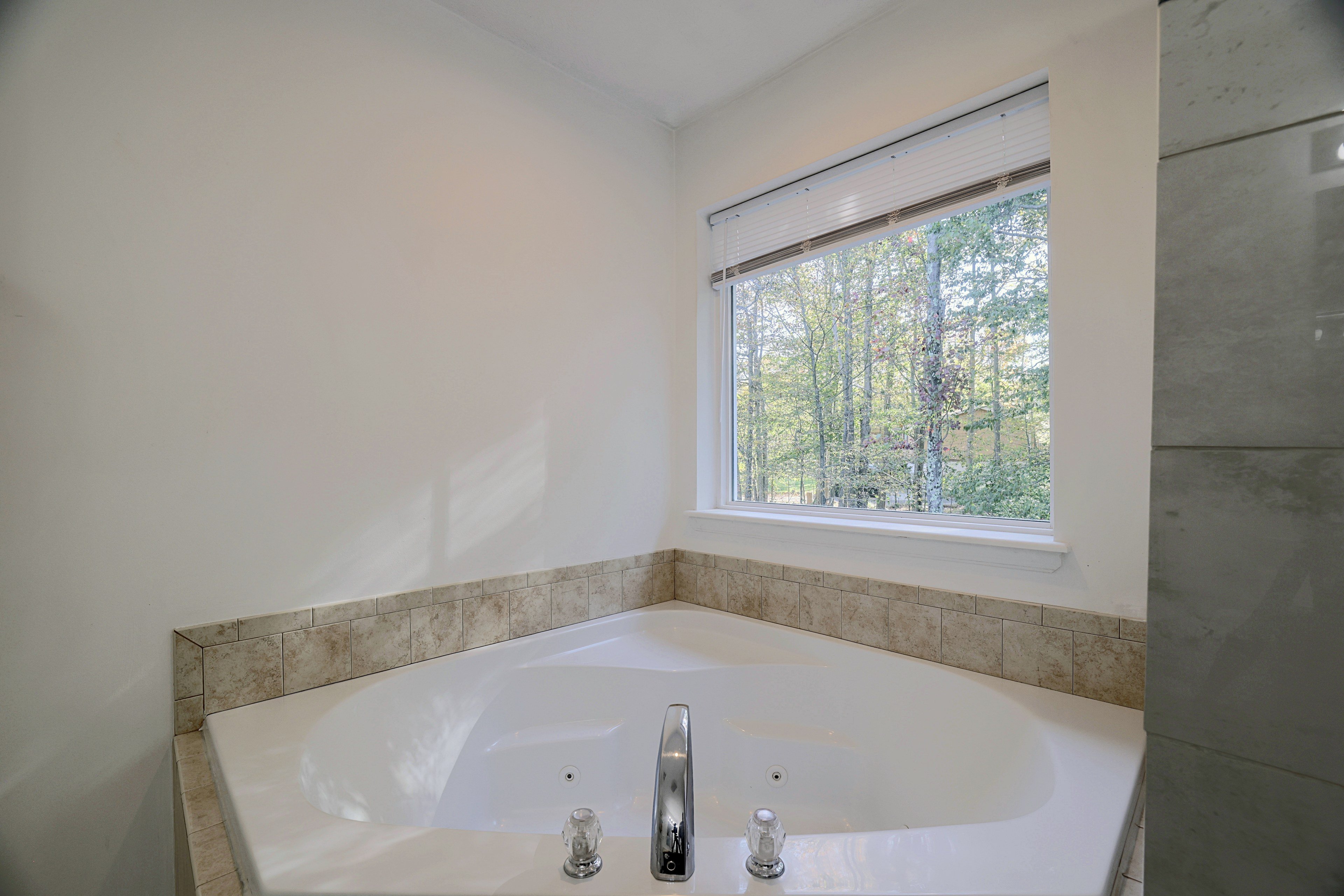En-Suite Bathroom | Soaking Tub | Shower | 2nd Floor