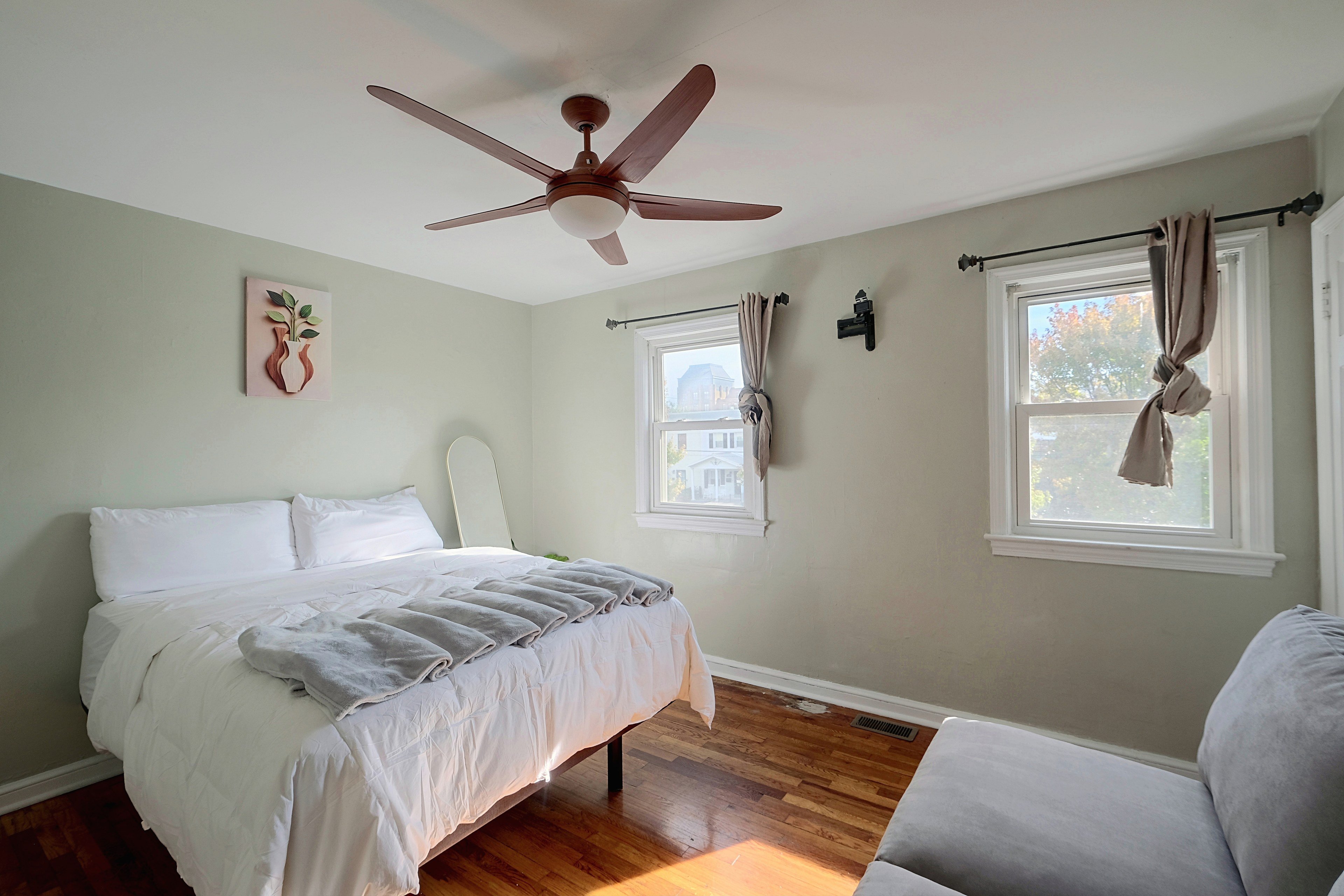 Bedroom 1 | Queen Bed