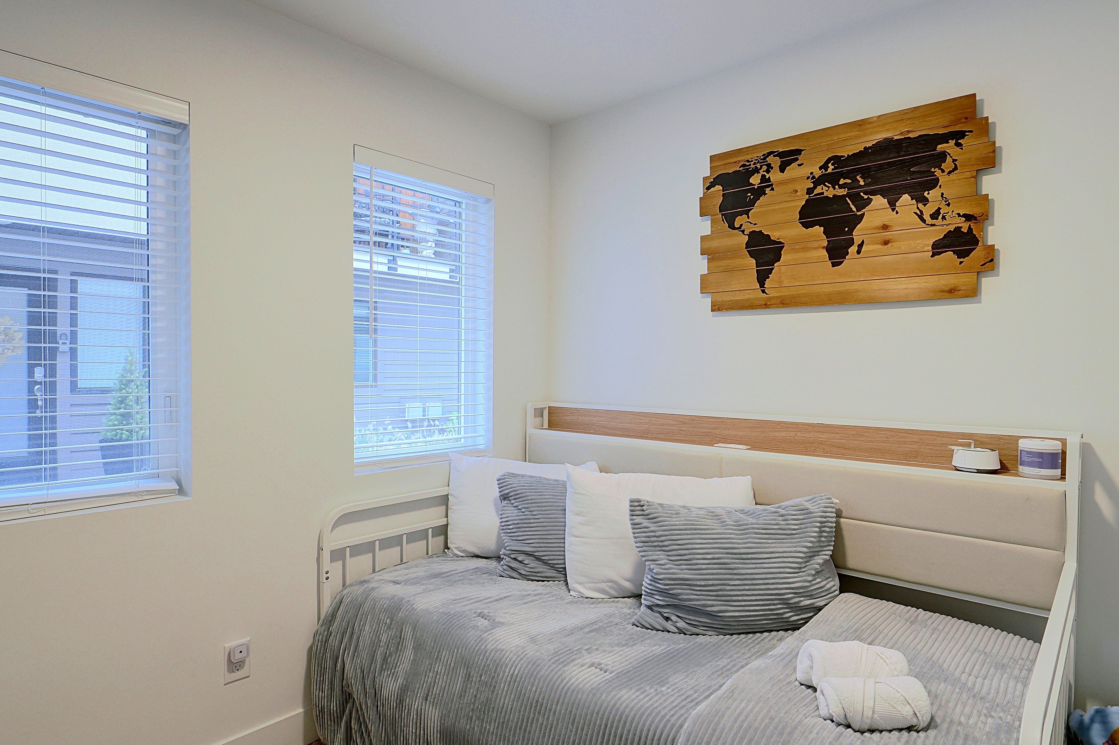 Bedroom | Twin Daybed w/ Twin Trundle
