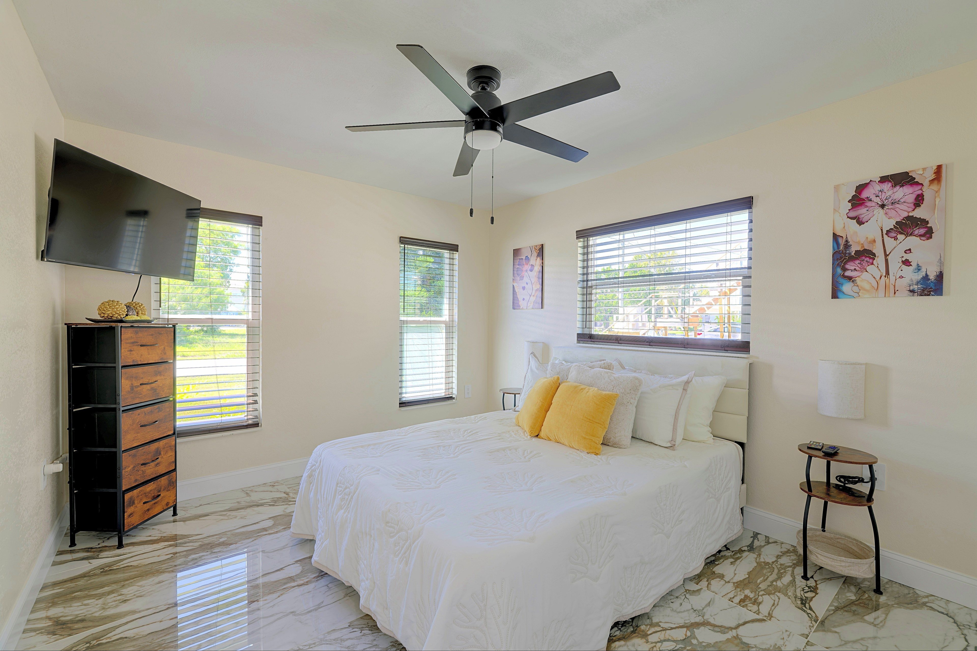 Bedroom | Queen Bed