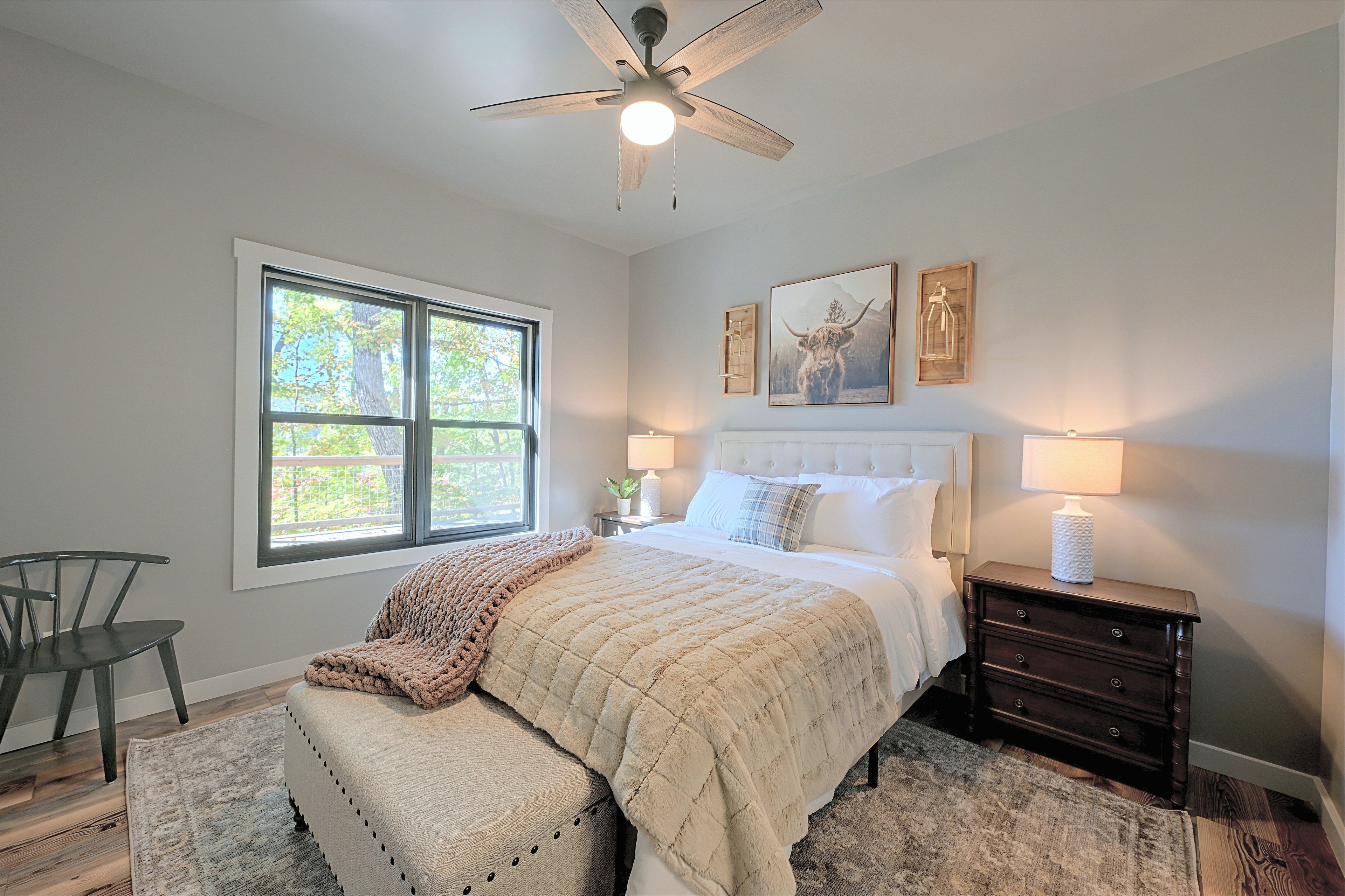 Bedroom | Queen Bed