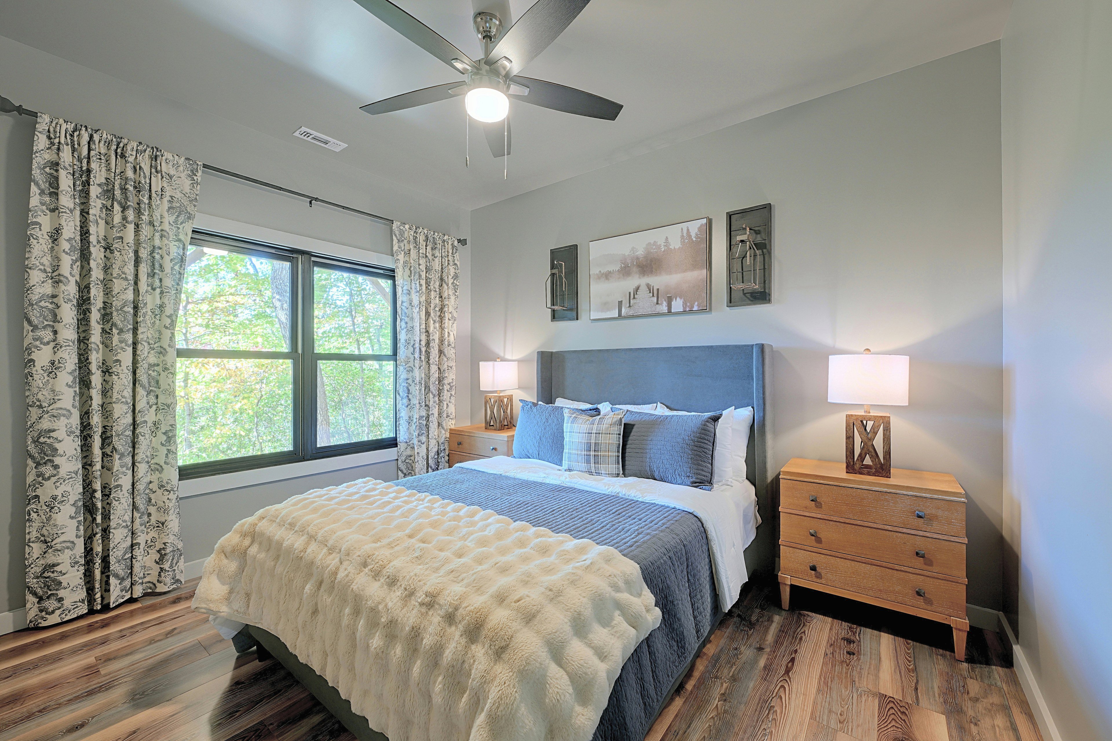 Bedroom | Queen Bed