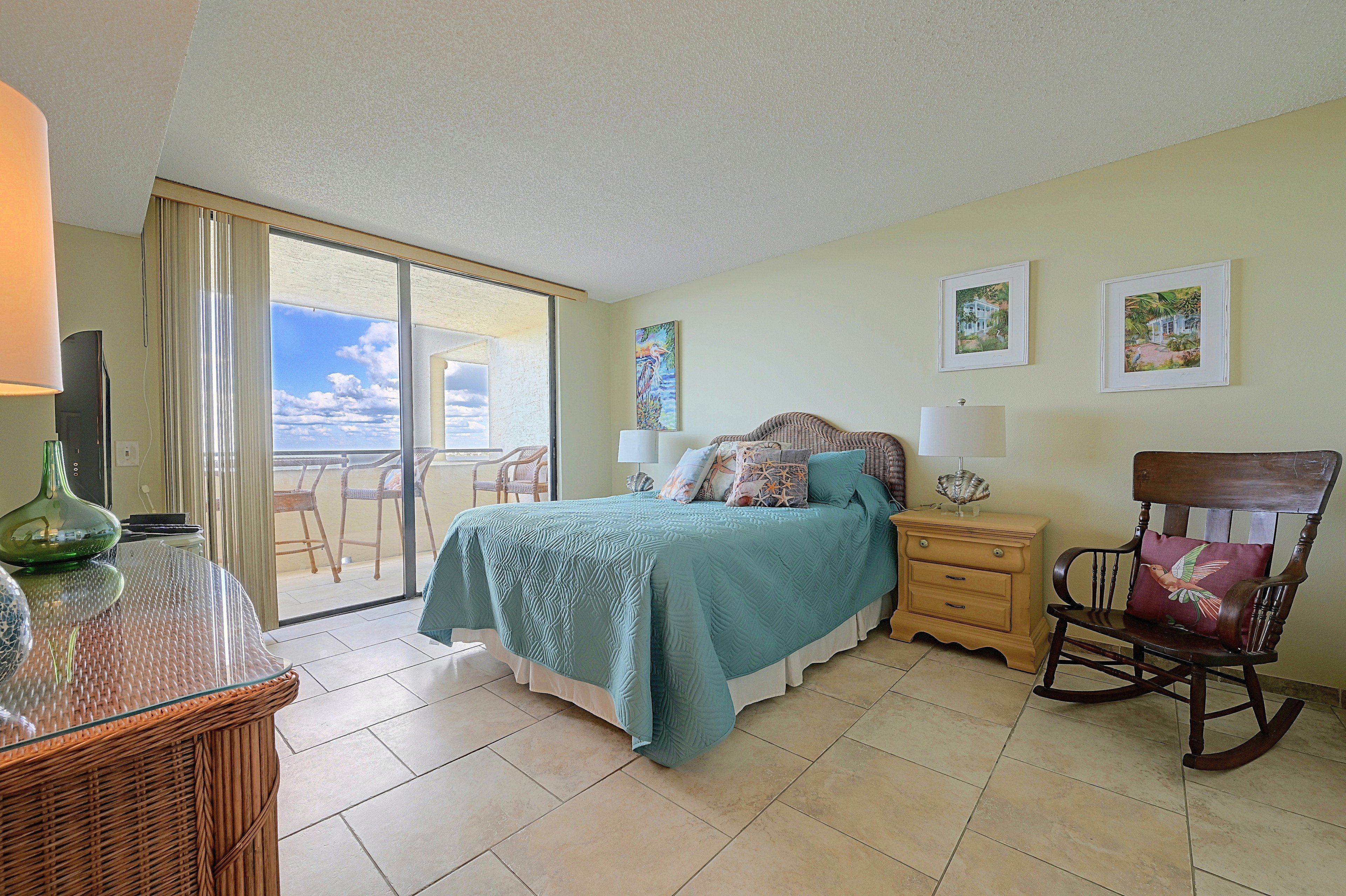 Bedroom | Queen Bed