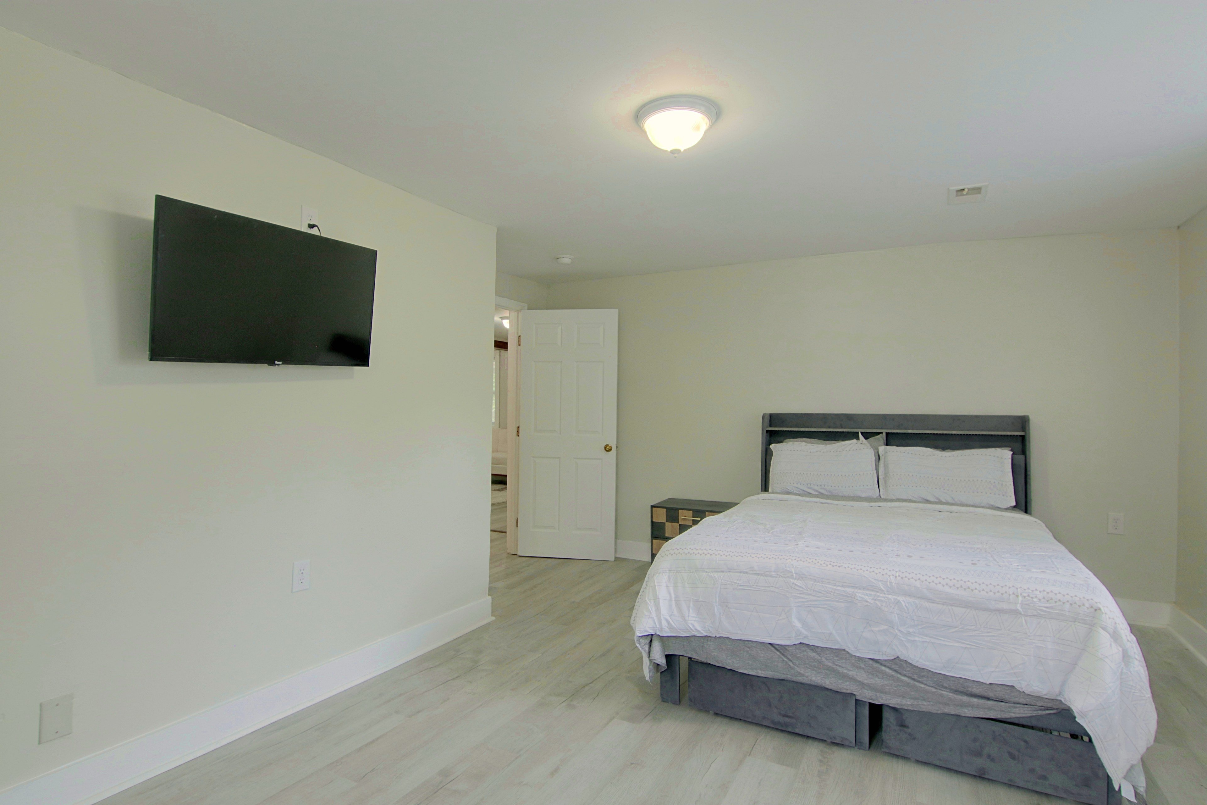 Bedroom | Queen Bed