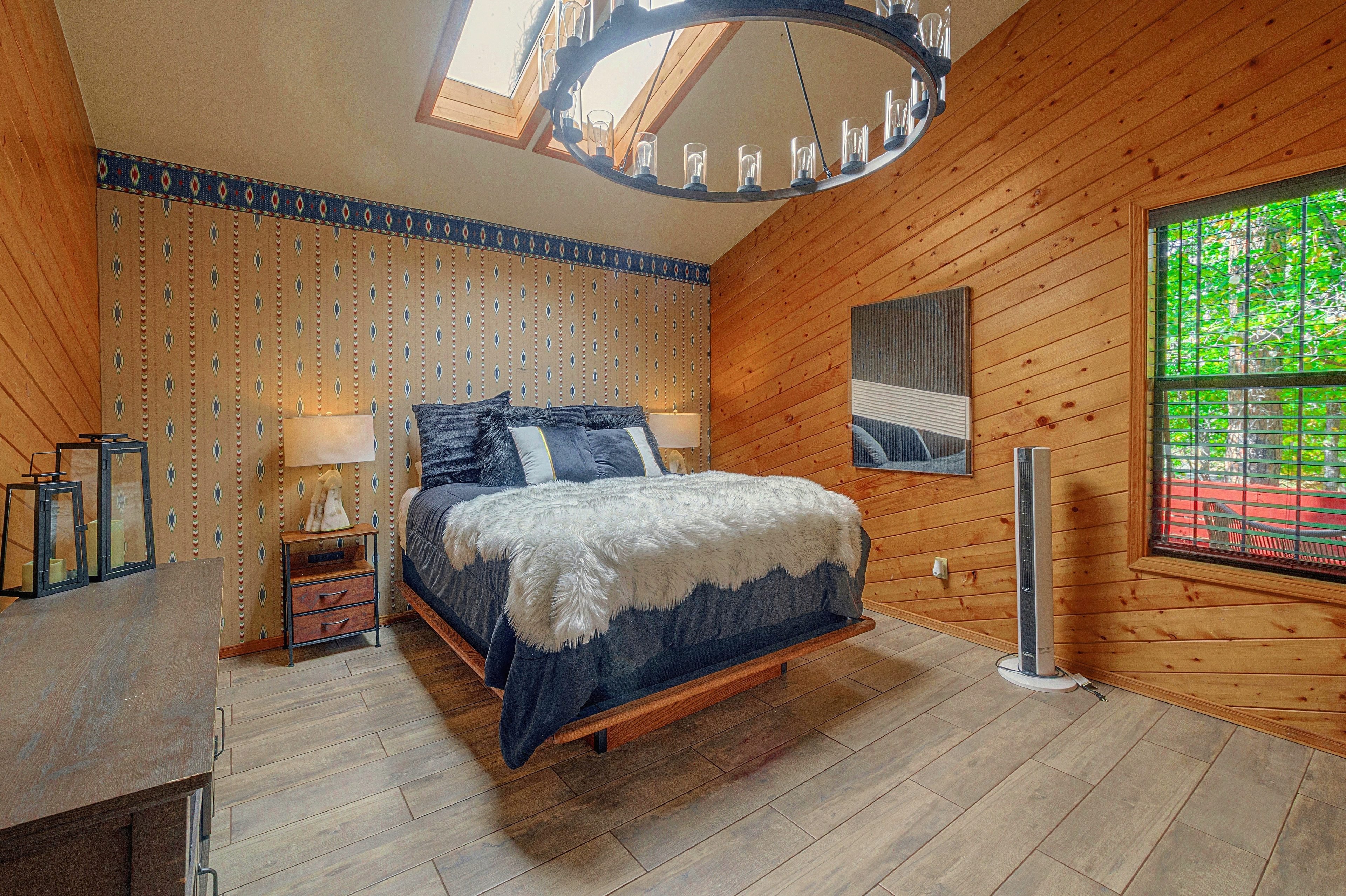 Bedroom 2 | Queen Bed