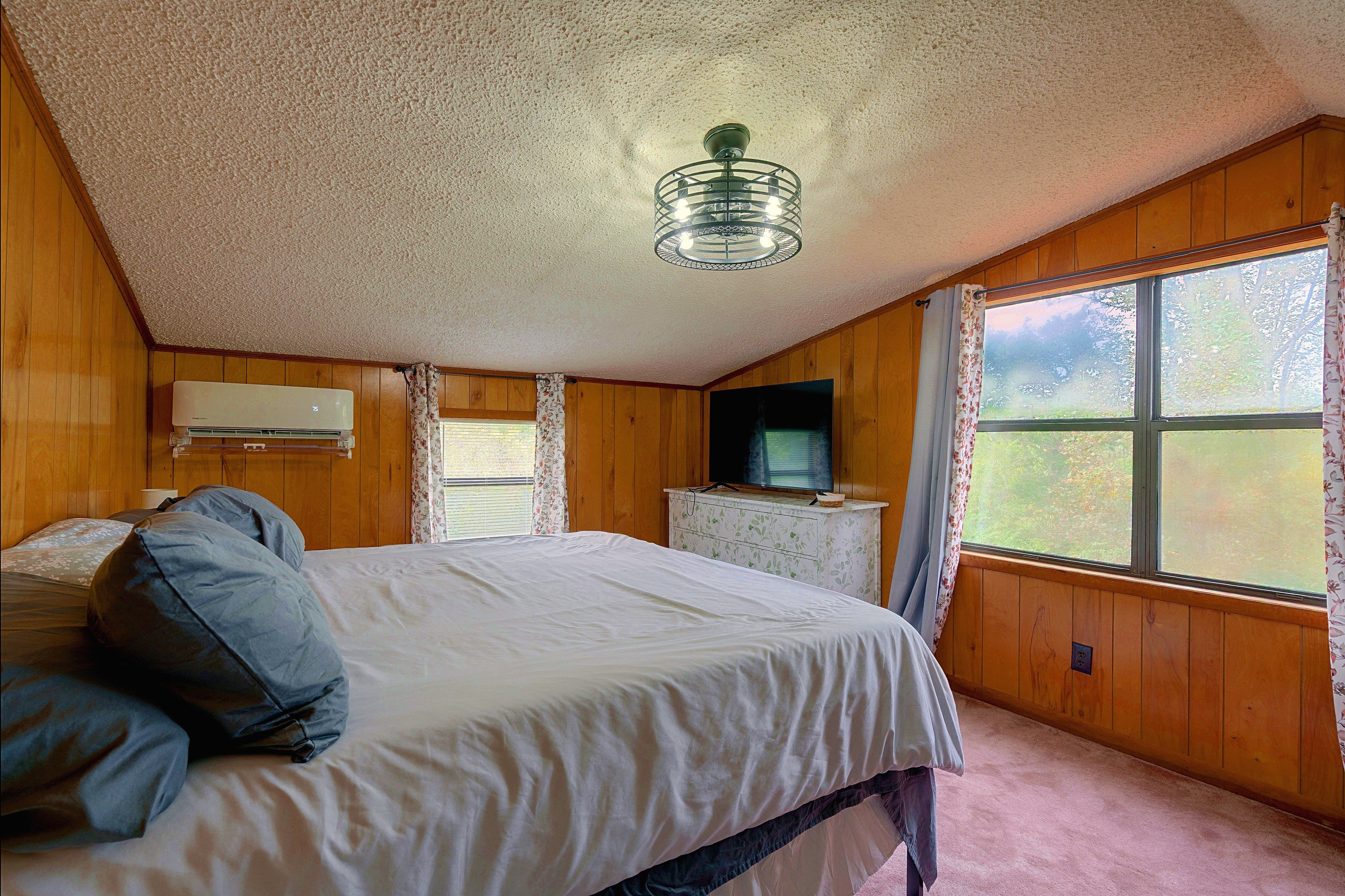 Bedroom | King Bed | 2nd Floor