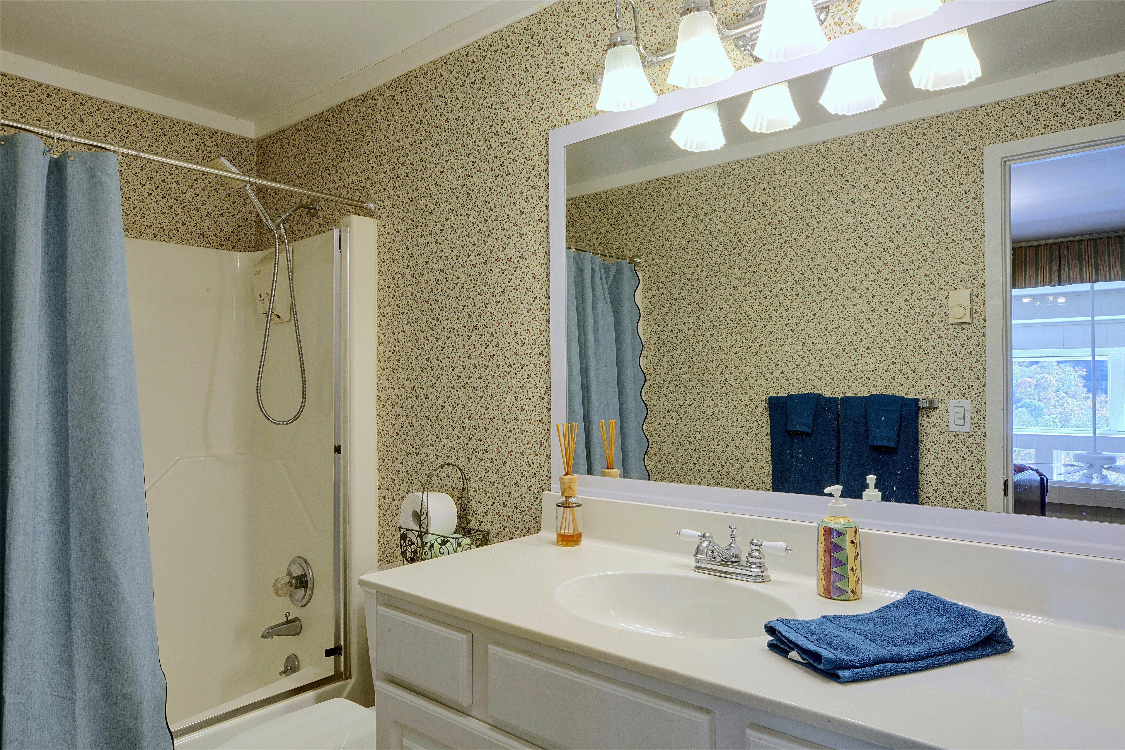 Full Bathroom | 2nd Floor
