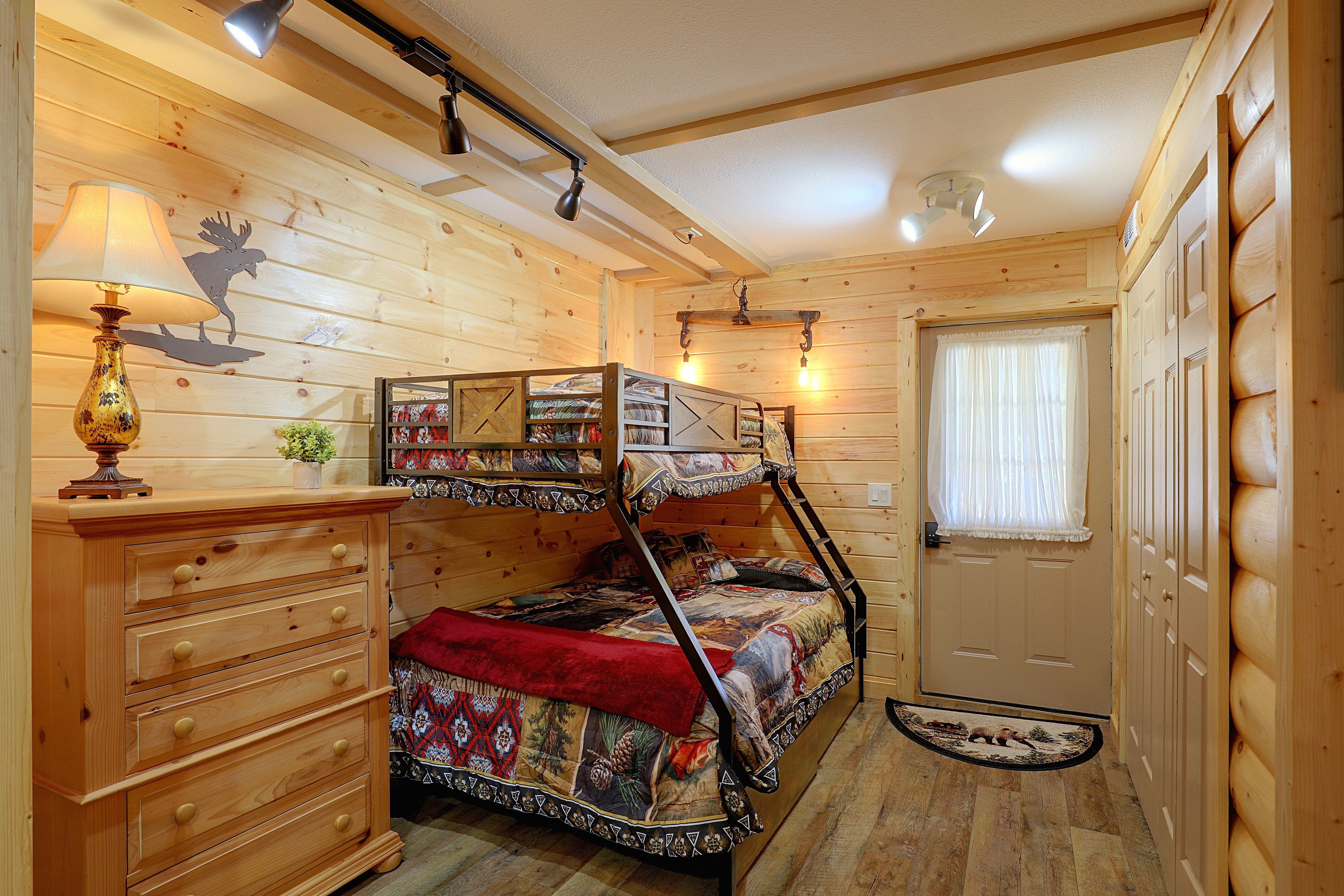 Bedroom 2 | Twin/Full Bunk Bed