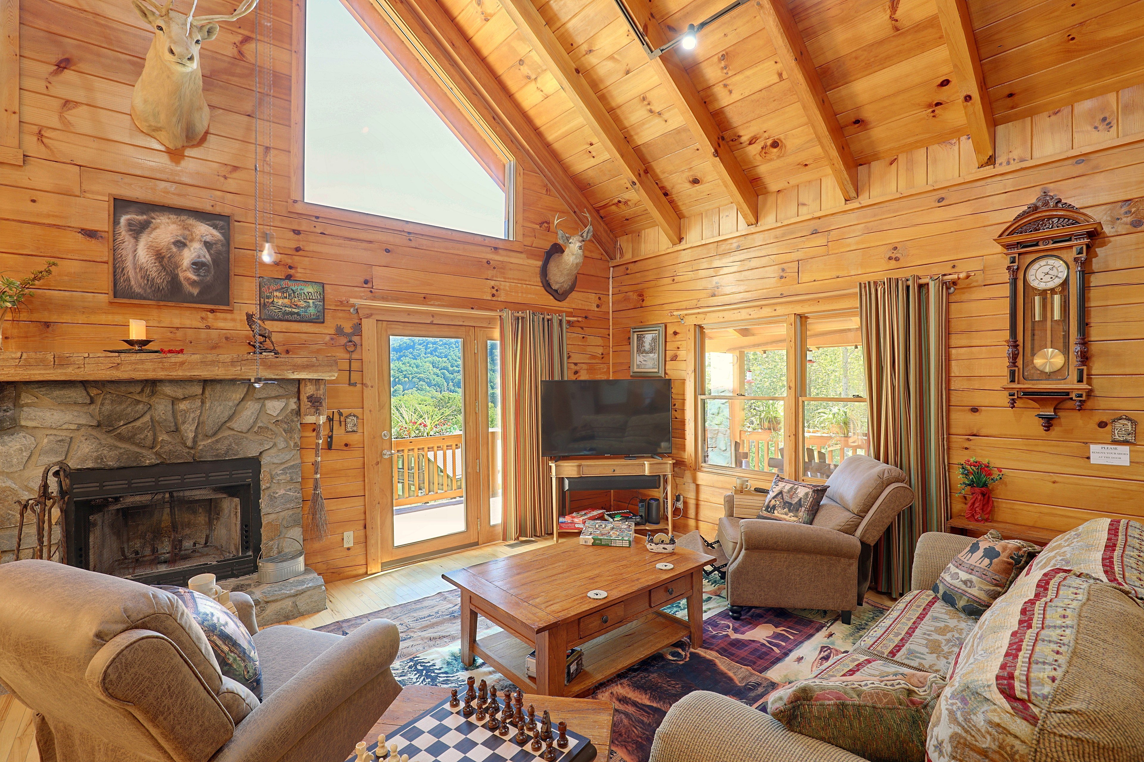 Living & Dining Area | Smart TVs | WiFi