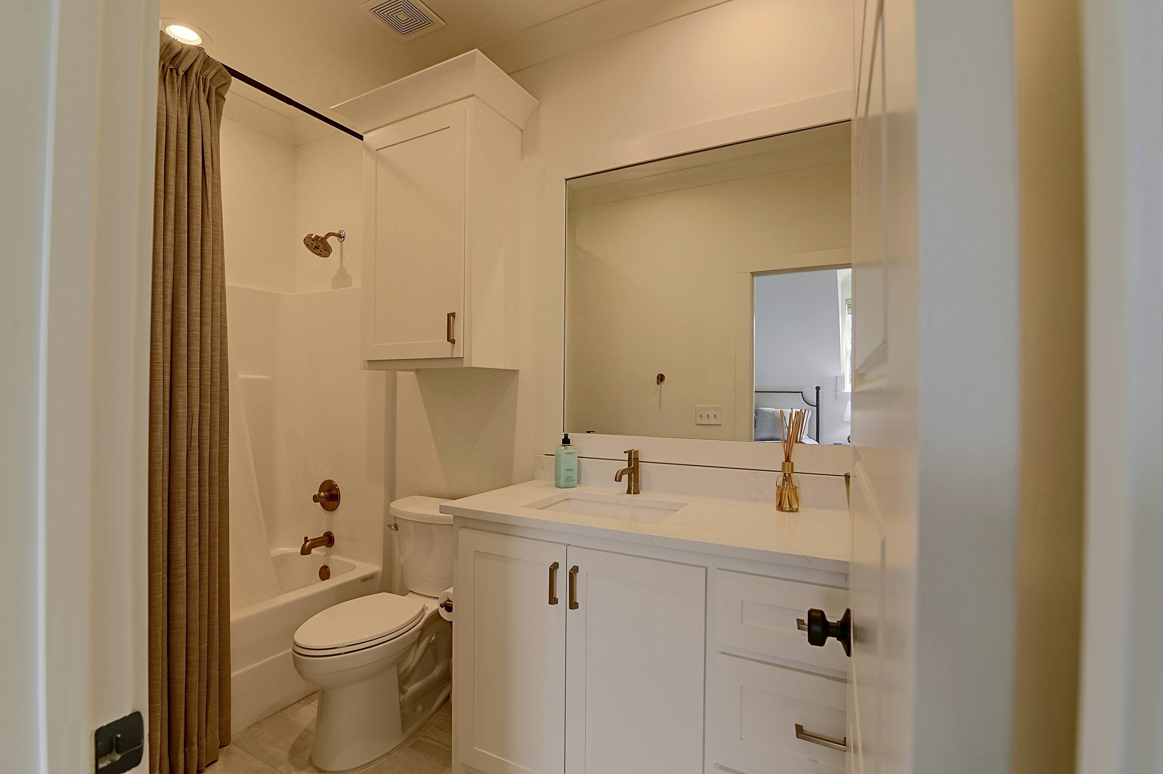Full Bathroom | 2nd Floor