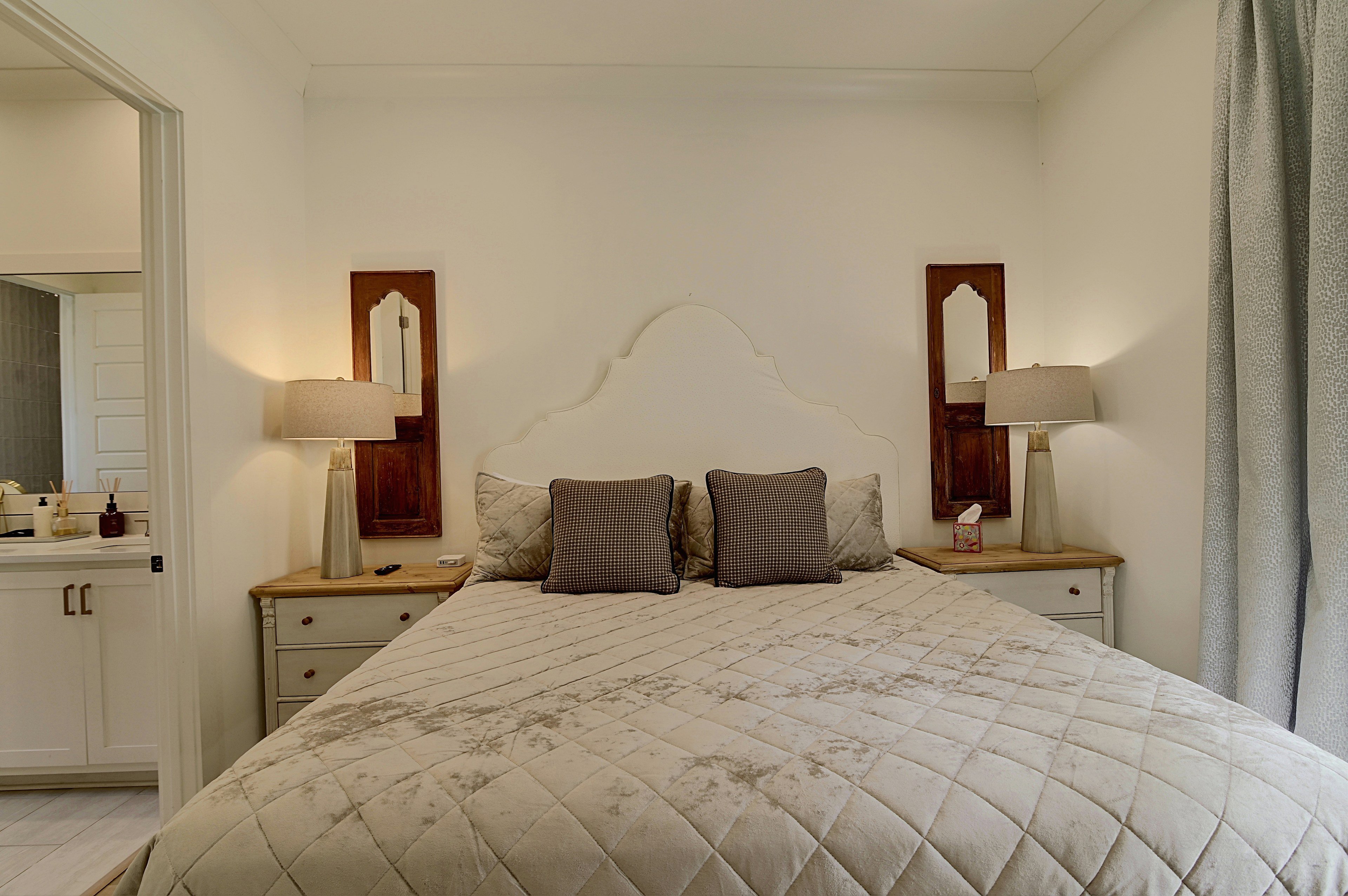 Bedroom | King Bed | 1st Floor