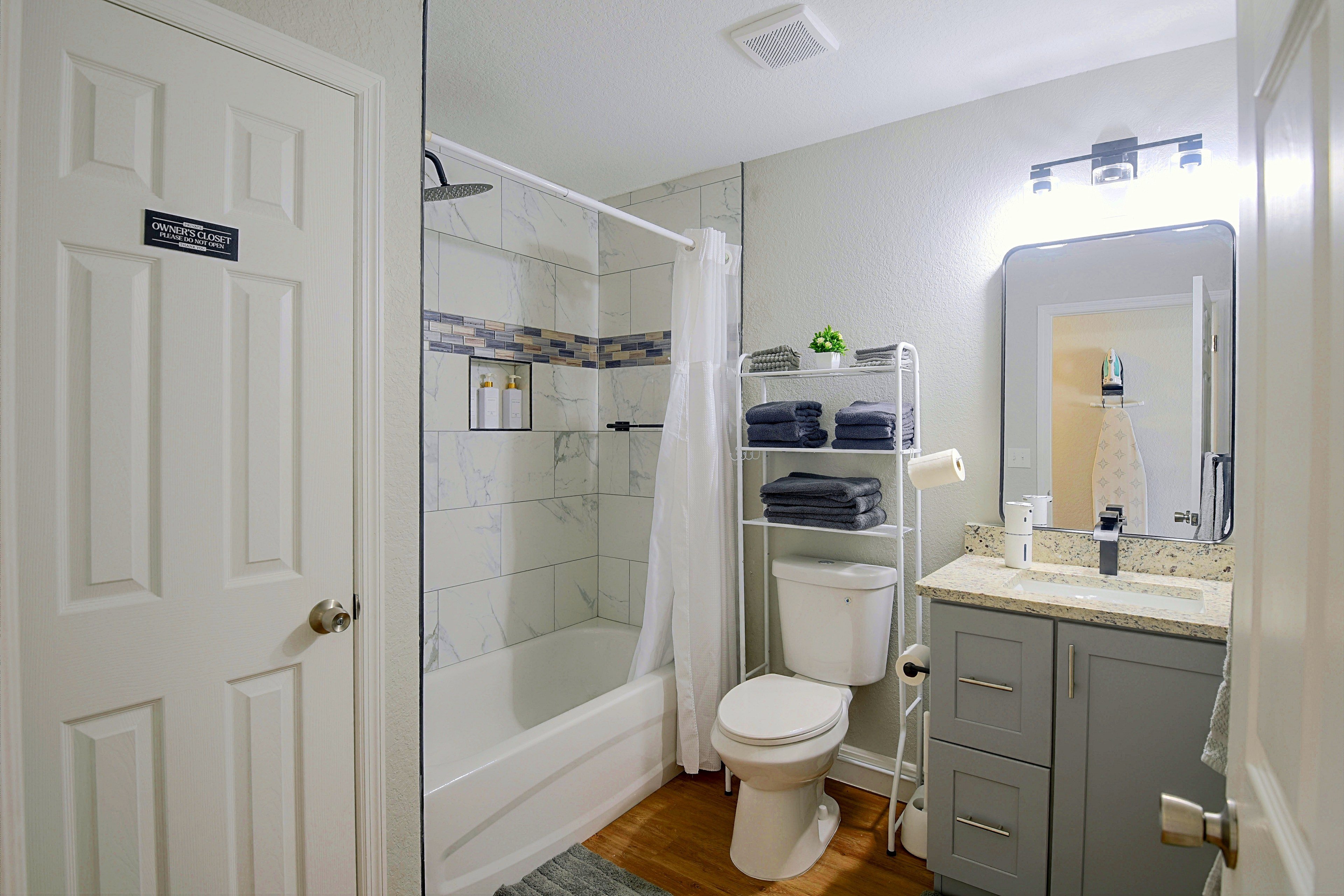 Full Bathroom | Towels Provided
