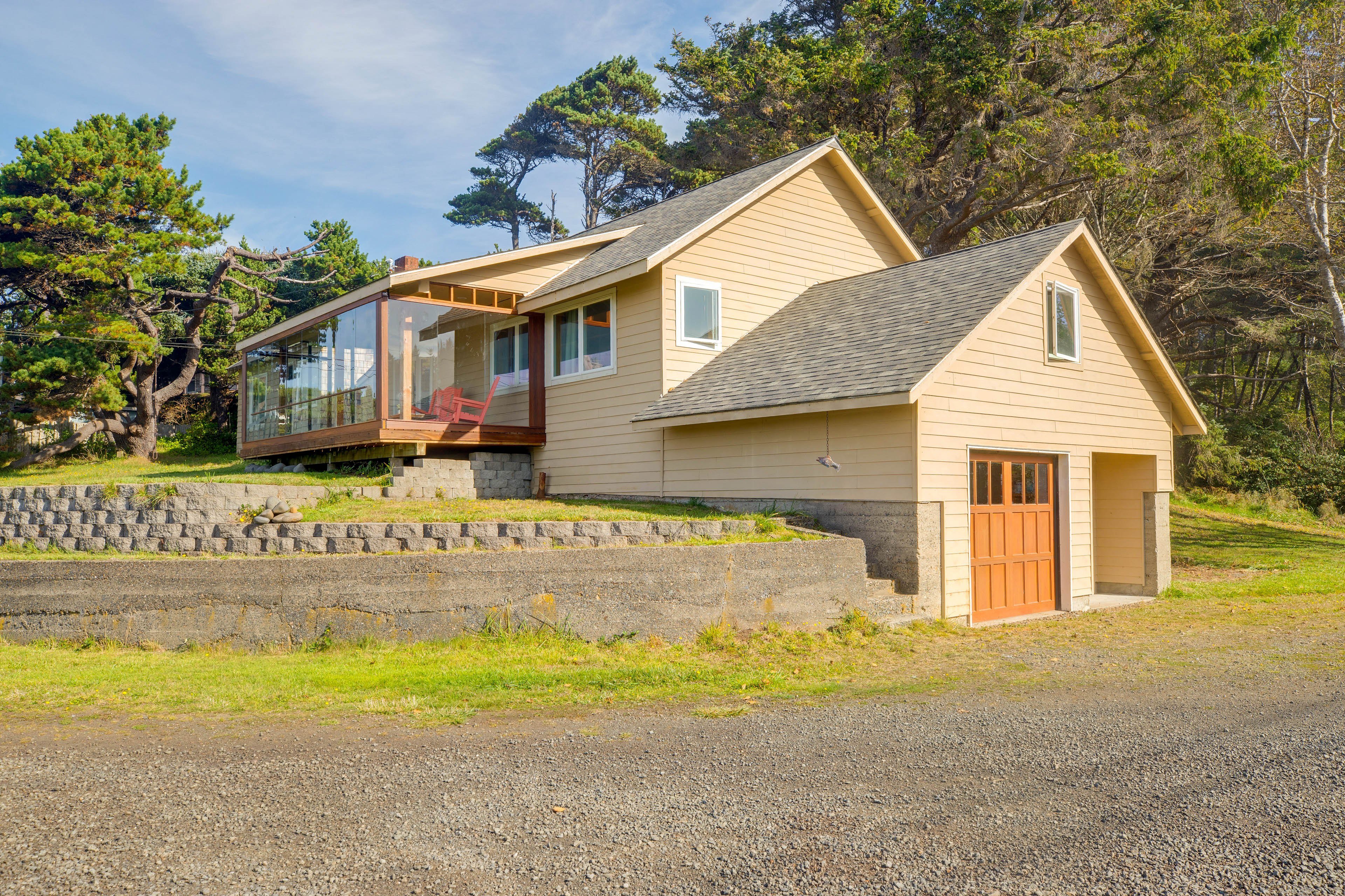 Lincoln City Vacation Rental | 2BR | 1.5BA | 980 Sq Ft