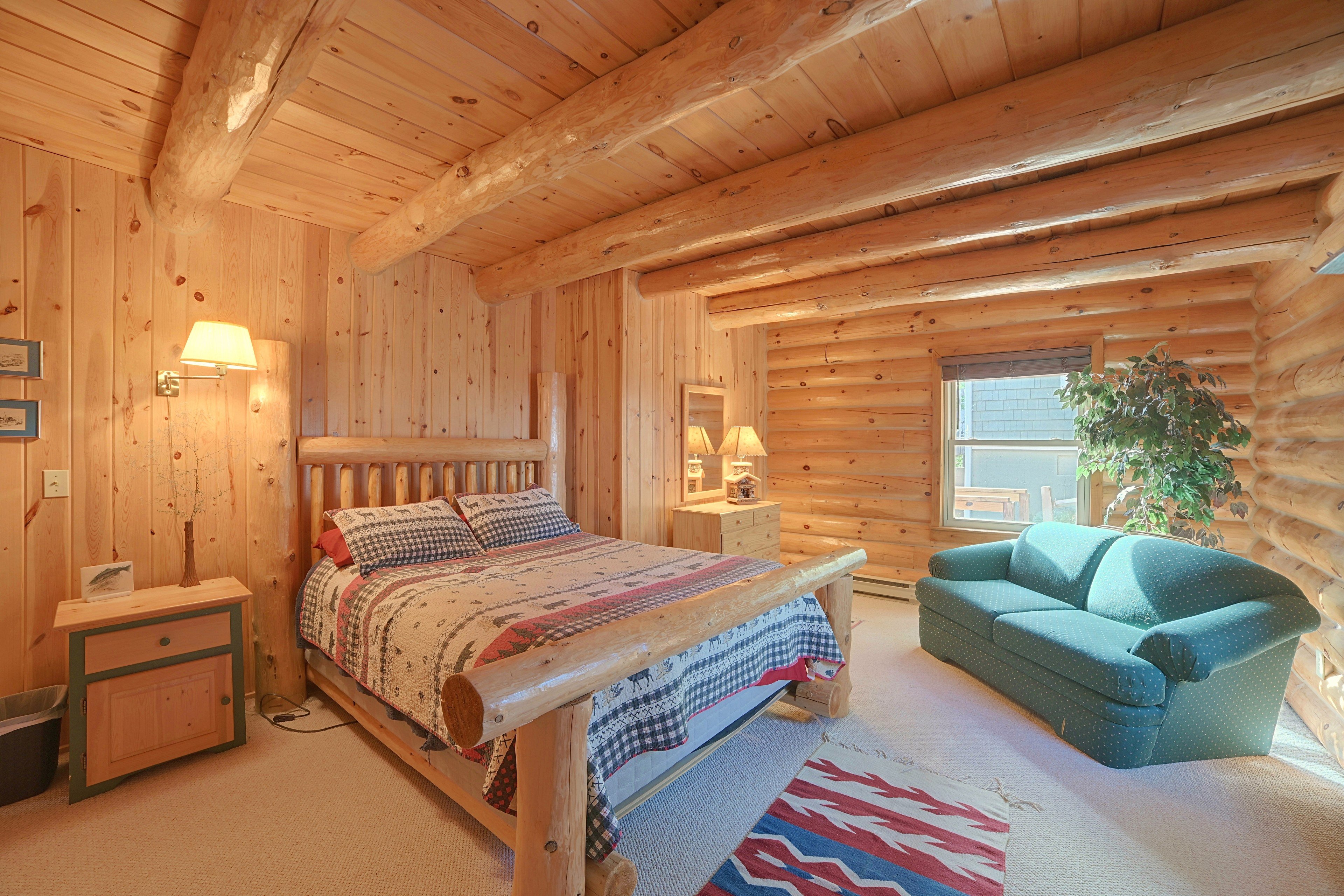 Bedroom 1 | Queen Bed | 1st Floor