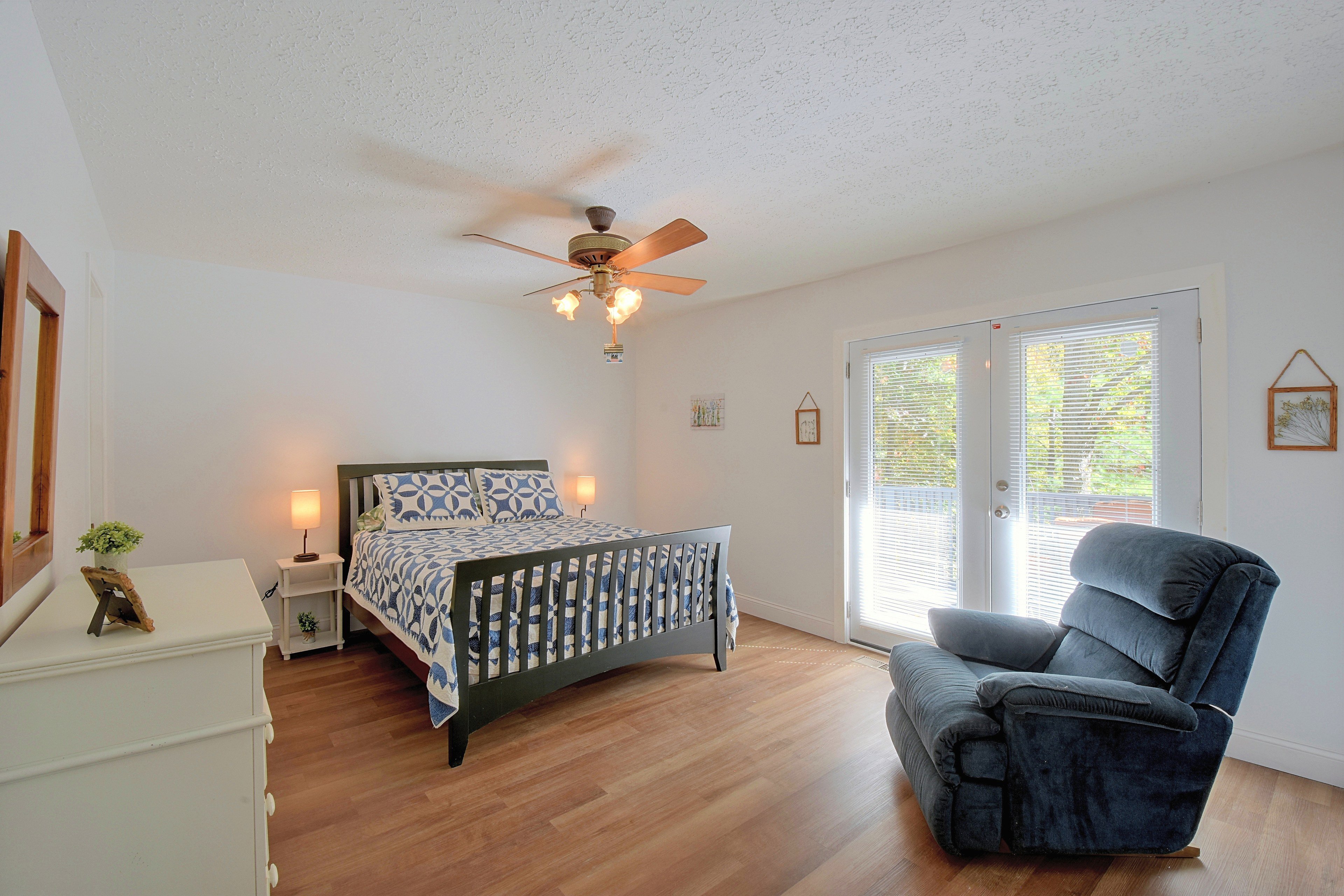 Bedroom 1 | Queen Bed | 1st Floor