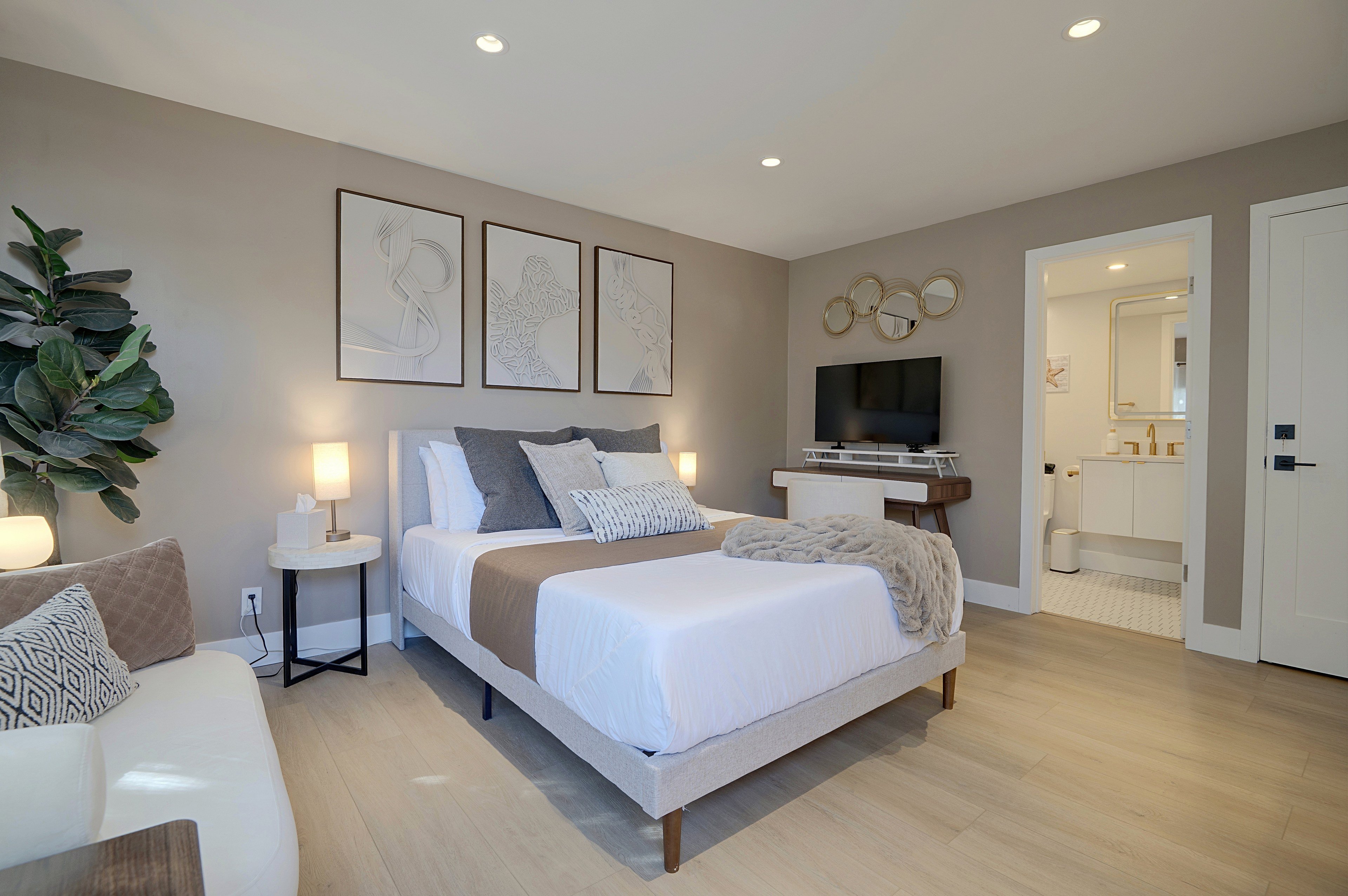 Los Angeles Vacation Rental | Studio | 1BA | 300 Sq Ft | 1 Step for Entry