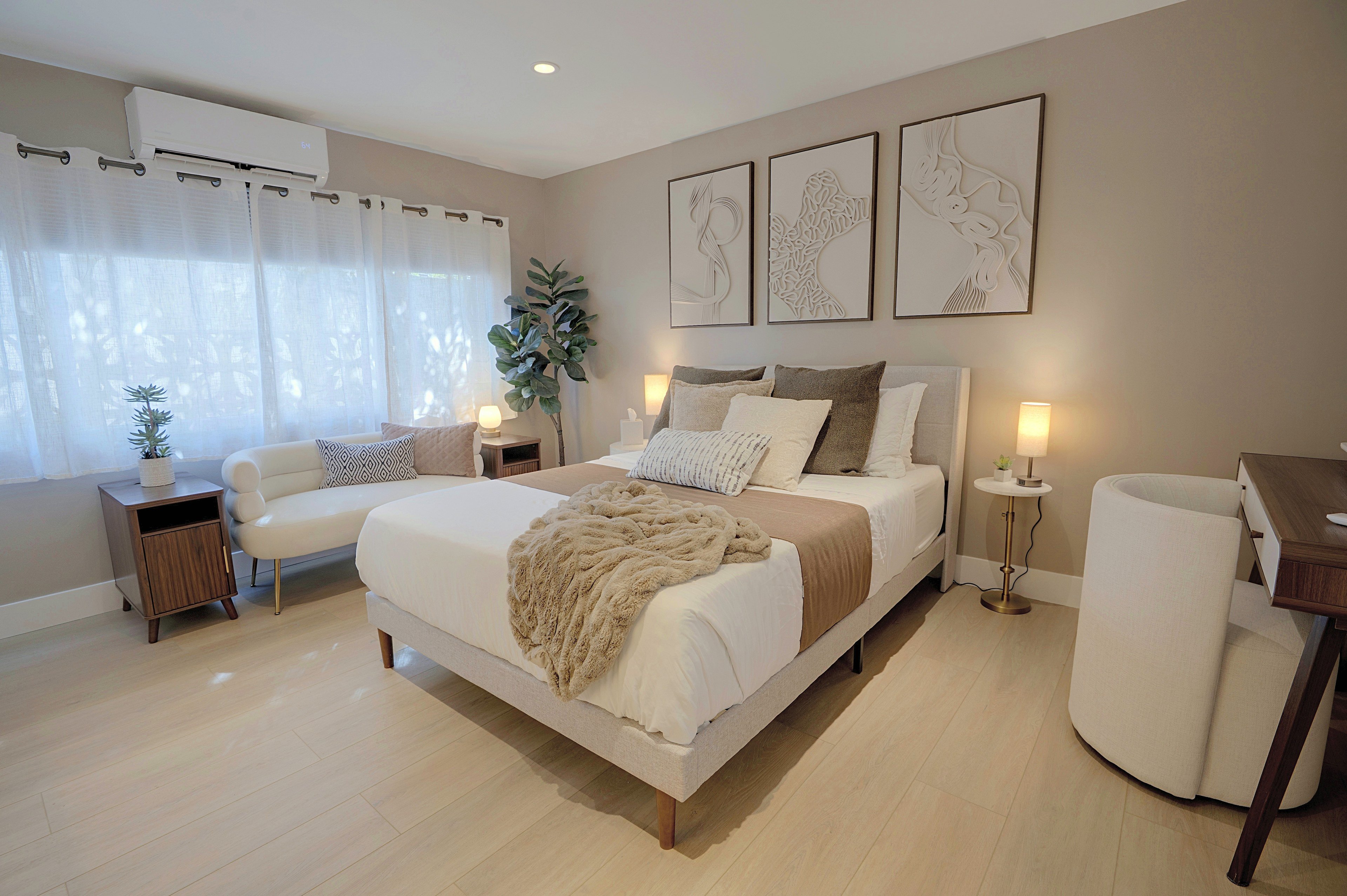 Studio Inteiror | Queen Bed | Single-Story Unit