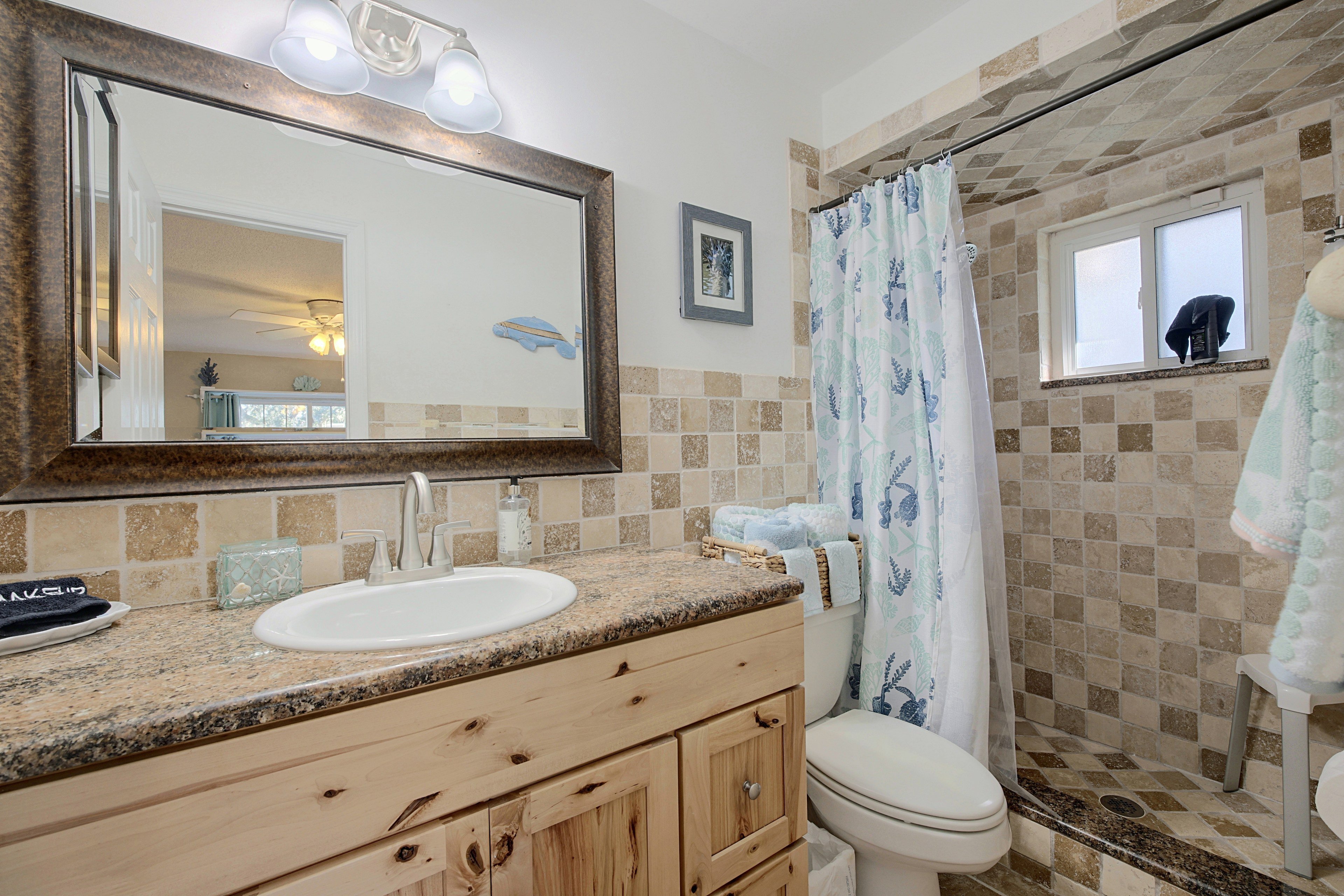 Full Bathroom | Towels Provided