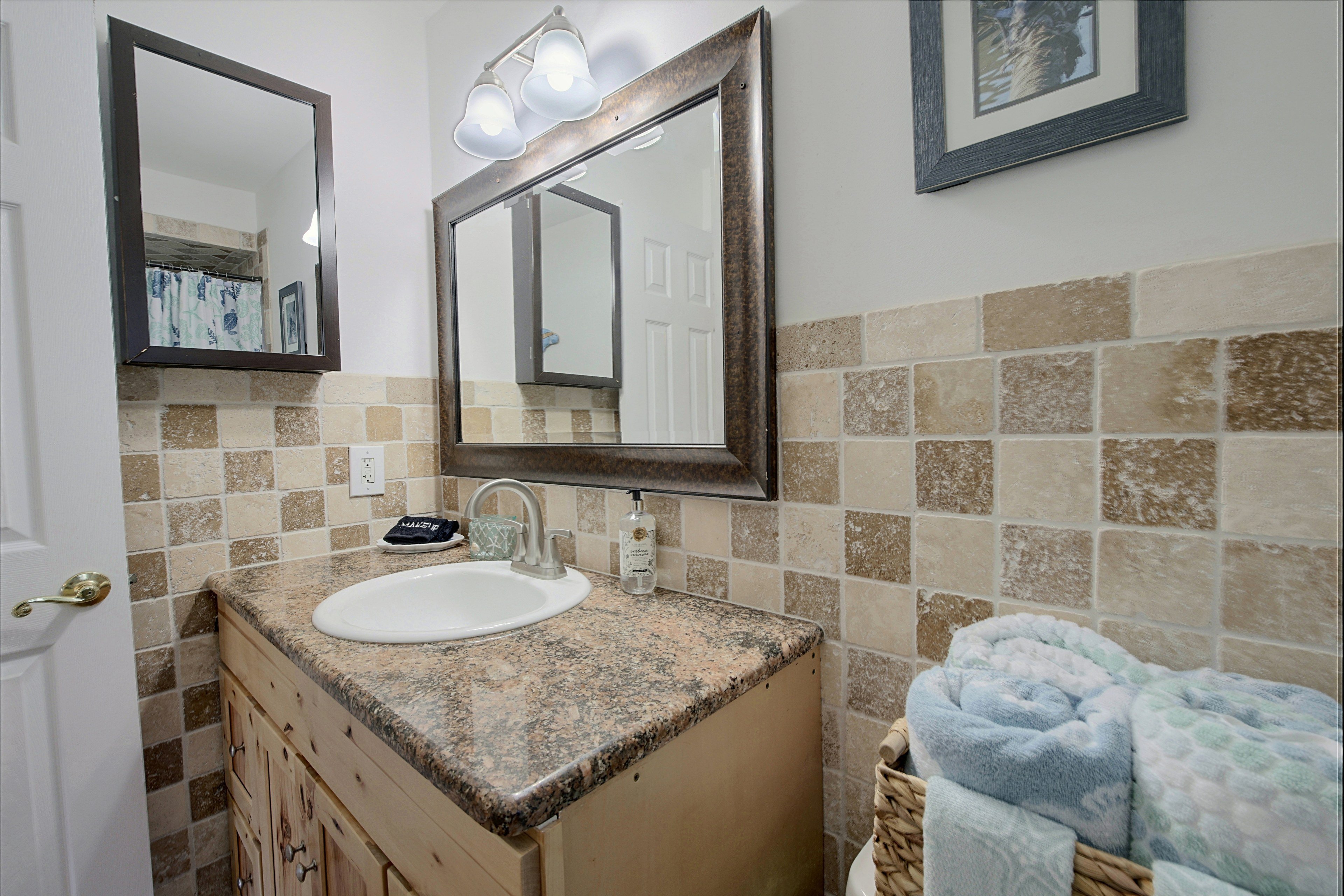 Full Bathroom | Towels Provided