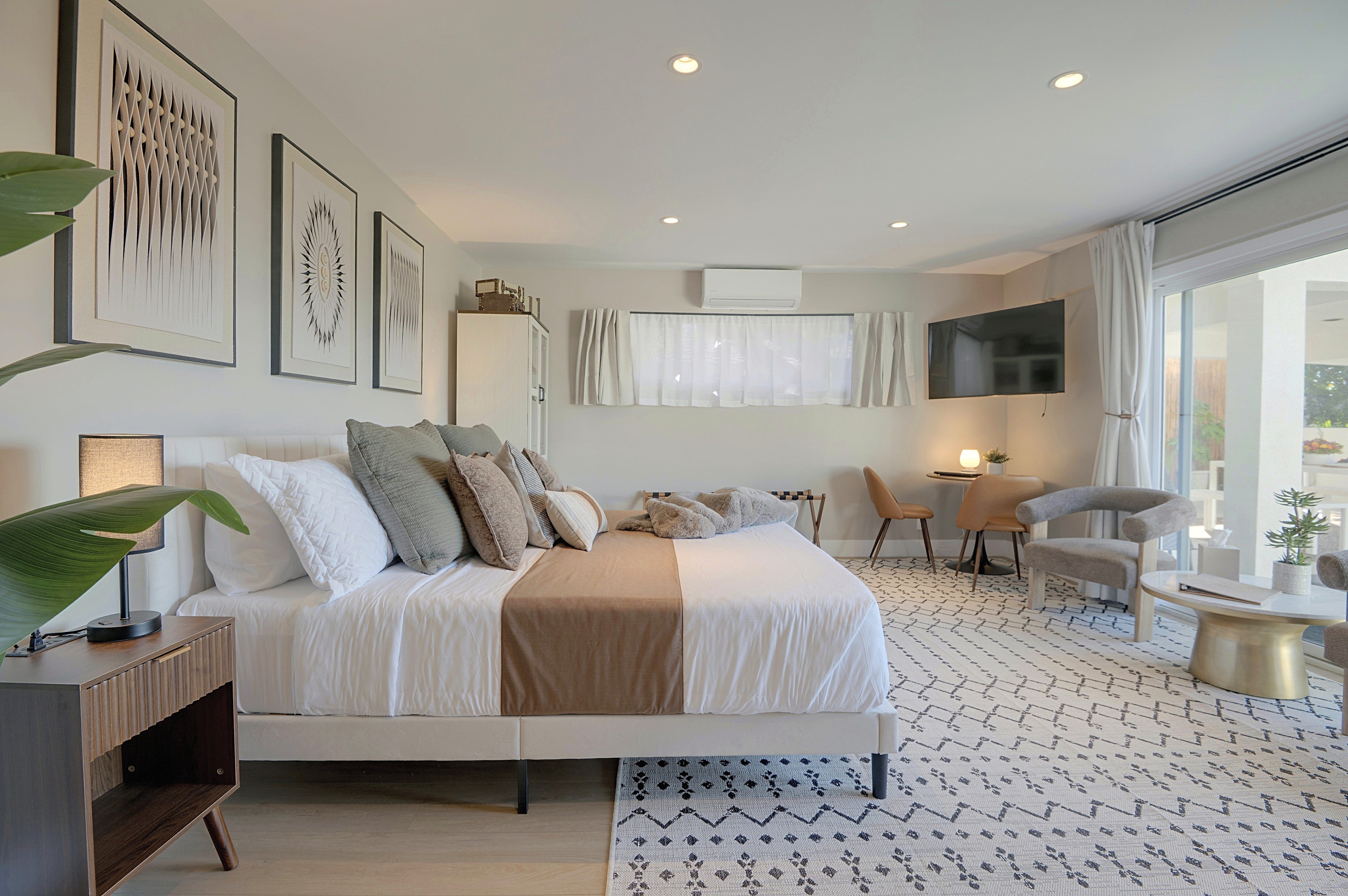 Studio Inteiror | King Bed | Single-Story Unit