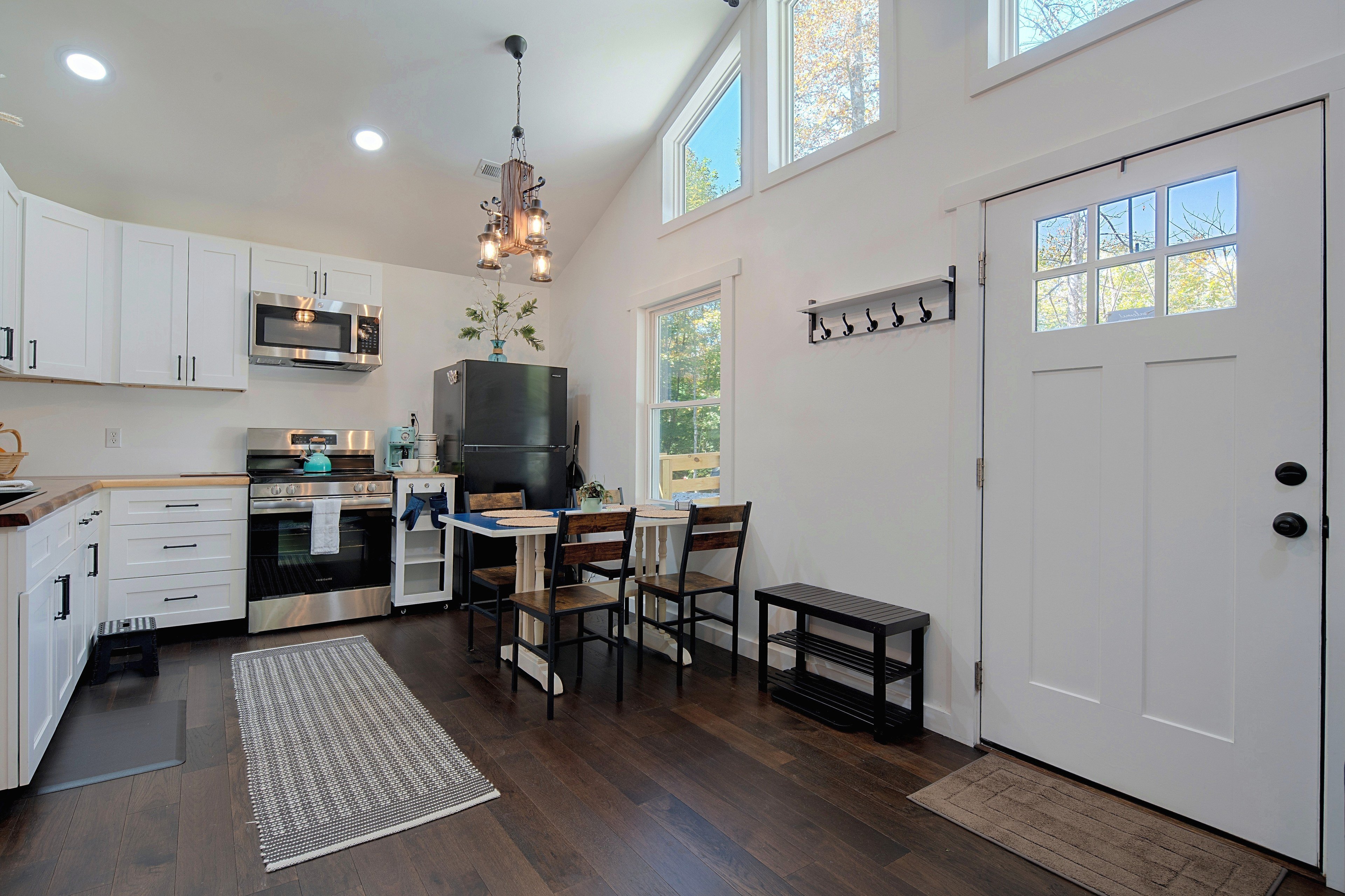 Kitchen & Dining Area