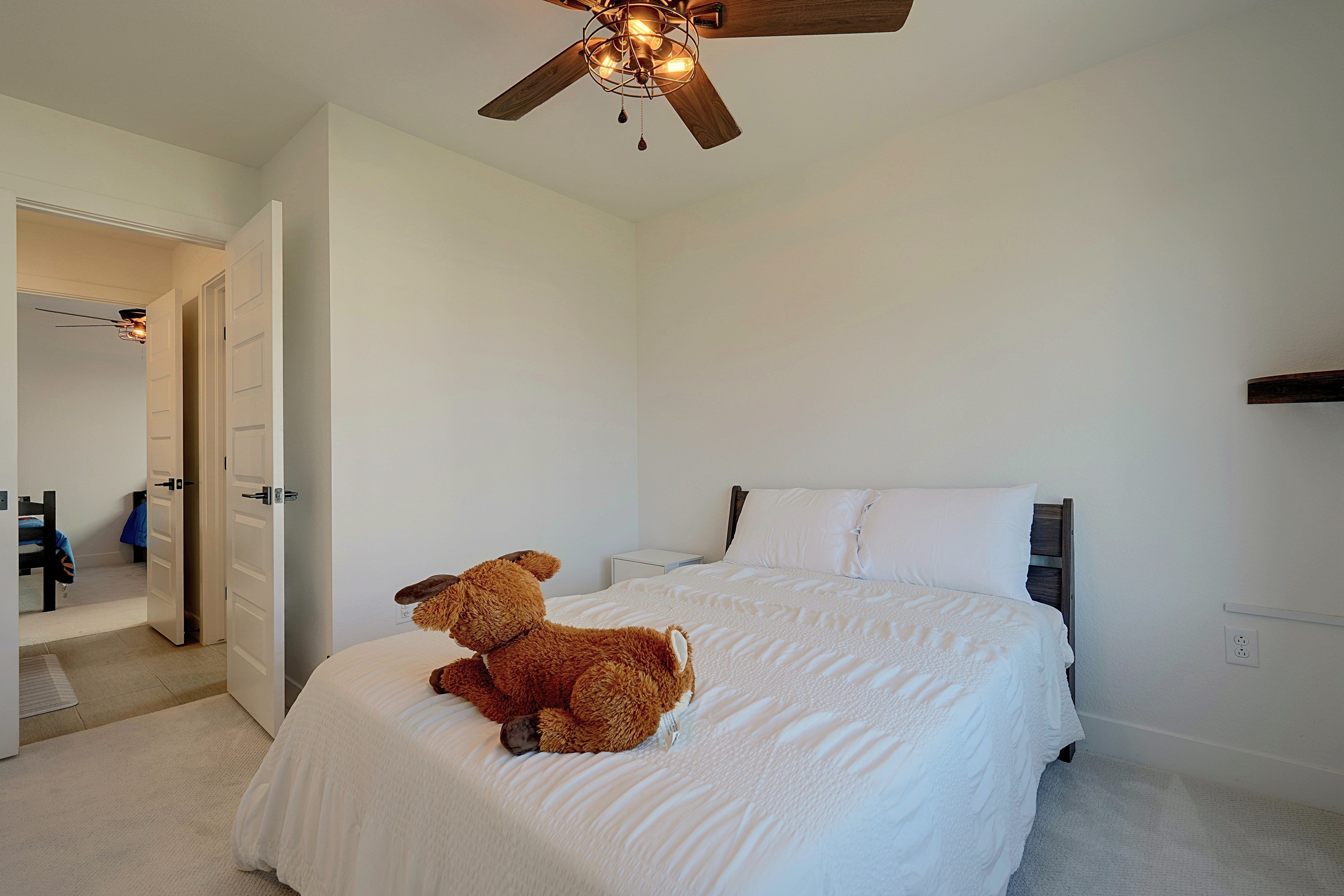 Bedroom | Queen Bed