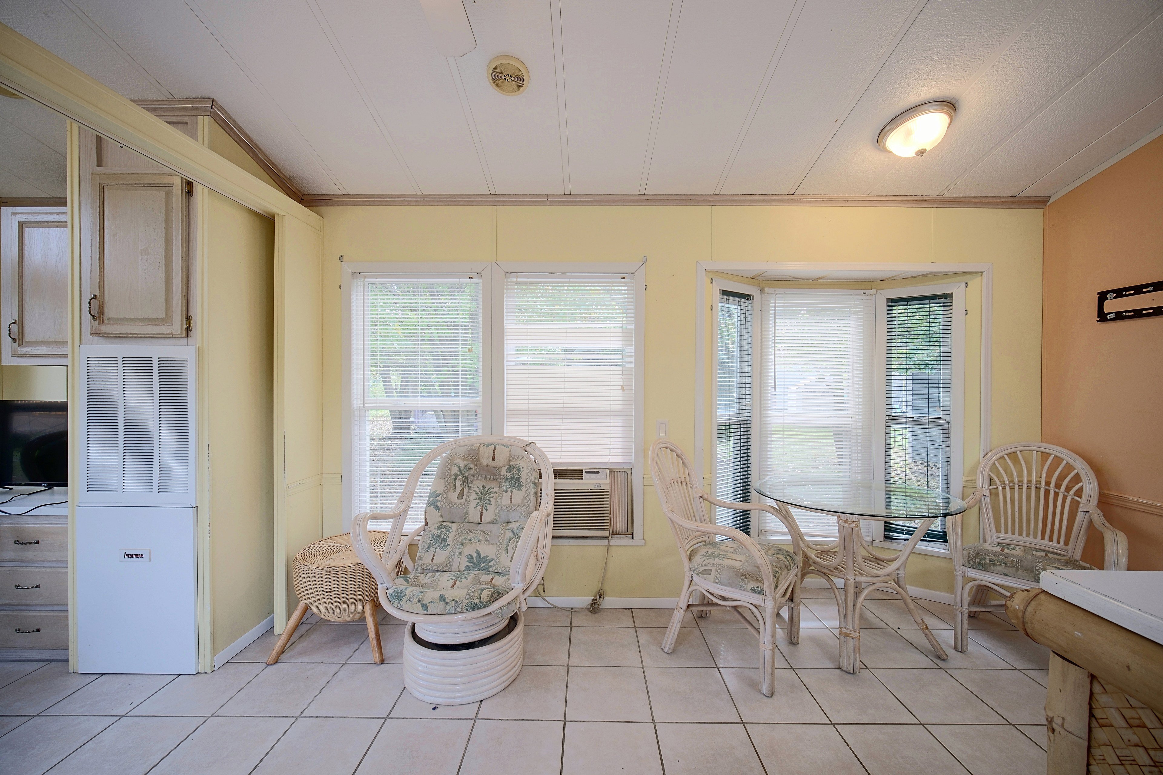 Dining Area | Dishes & Flatware Provided