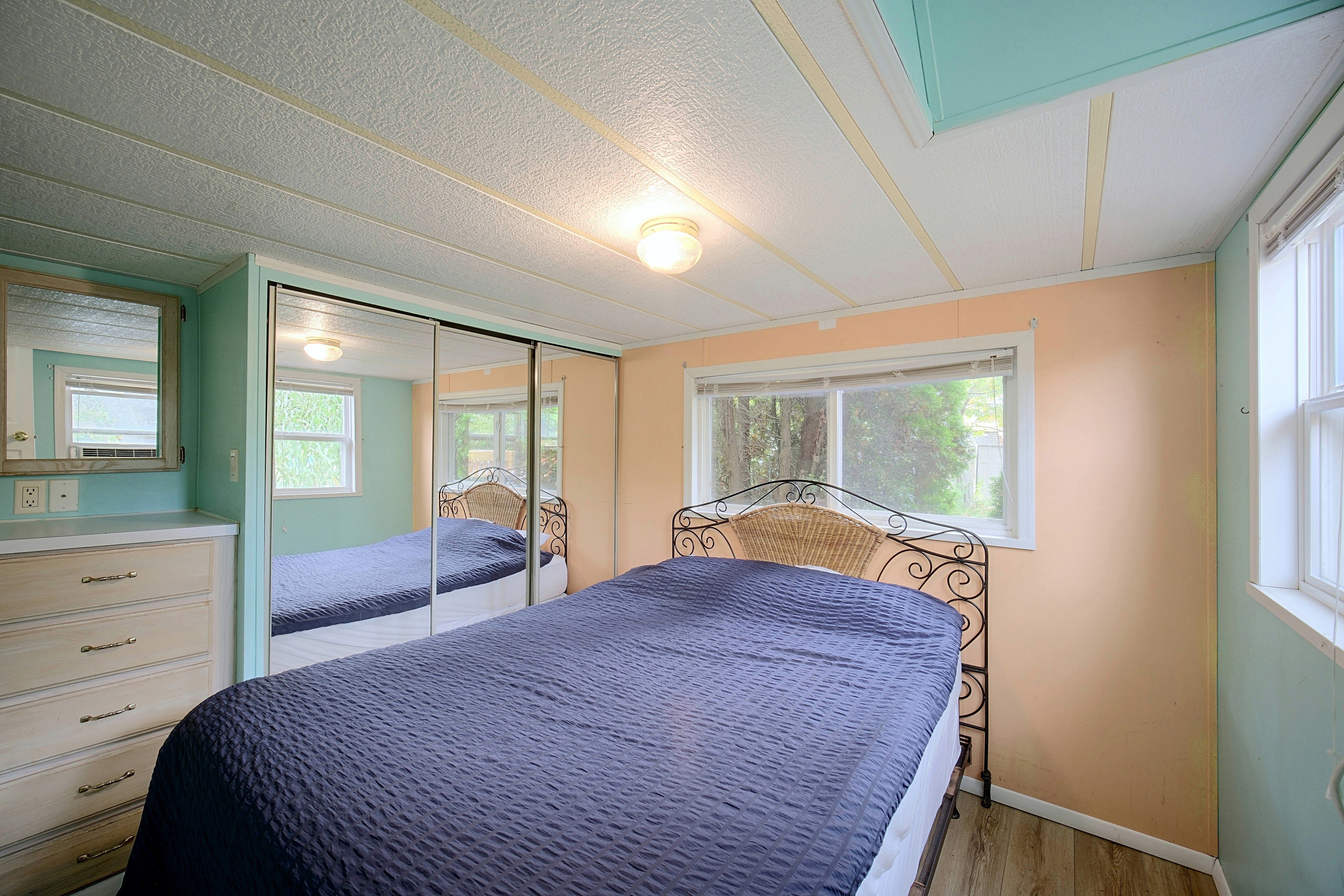 Bedroom | Queen Bed